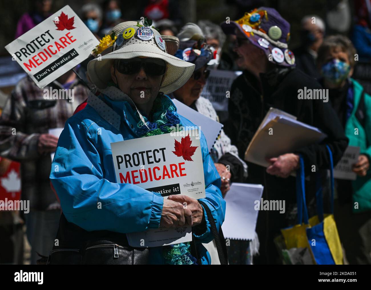 Les travailleurs de la santé, les activistes et leurs partisans protestent contre le premier ministre Kenney et le gouvernement du PCU qui prennent des mesures pour privatiser les soins de santé, lors du rassemblement pour les soins de santé publics, à l'Assemblée législative de l'Alberta, à Edmonton. Le samedi 14 mai 2022, à Edmonton, Alberta, Canada. (Photo par Artur Widak/NurPhoto) Banque D'Images