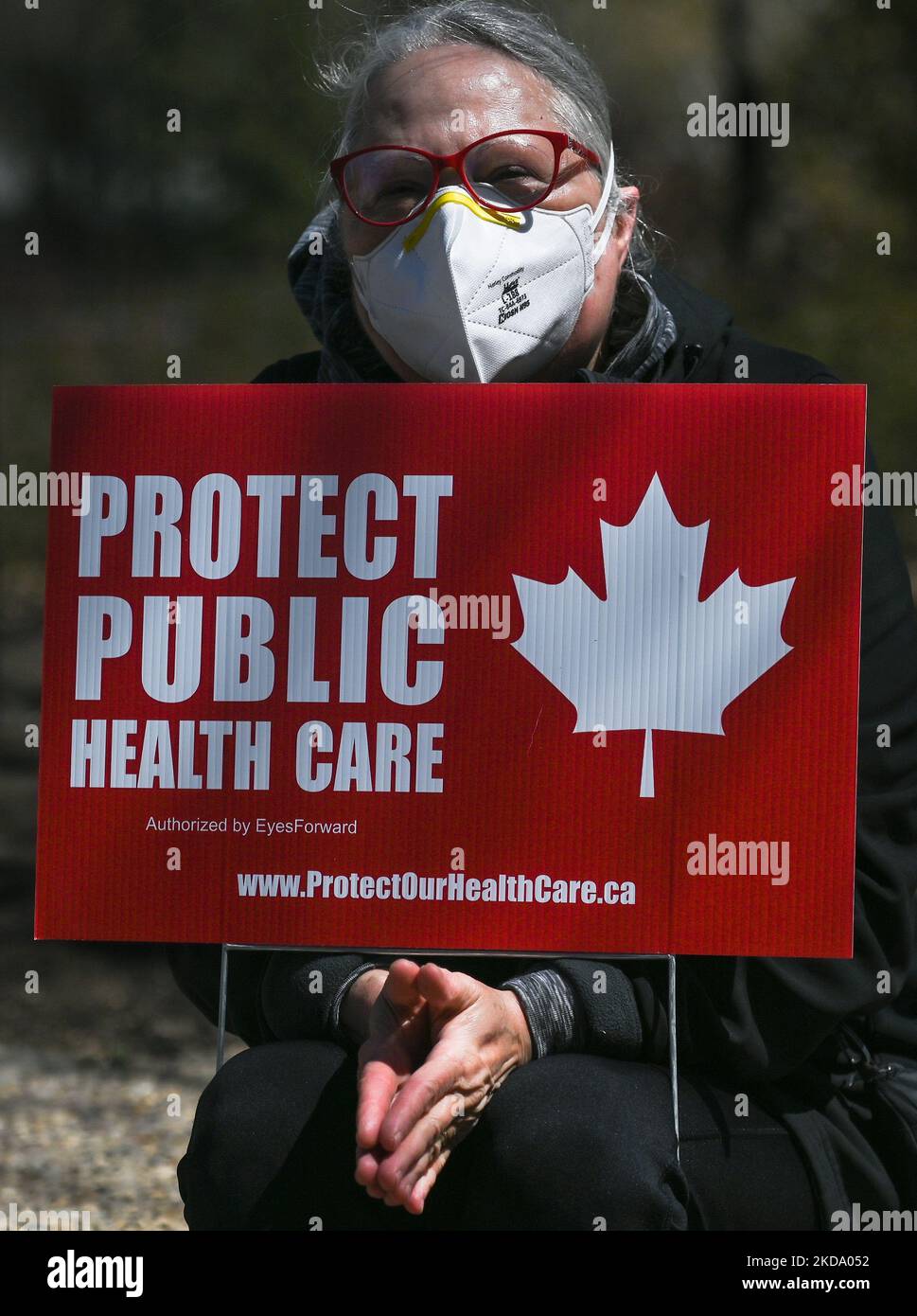 Un manifestant tient une plaque avec les mots « protéger les soins de santé publics ». Les travailleurs de la santé, les activistes et leurs partisans ont protesté cet après-midi lors du rassemblement pour les soins de santé publics à l'Assemblée législative de l'Alberta, à Edmonton, contre le premier ministre Kenney et le gouvernement du PCU qui prennent des mesures pour privatiser les soins de santé. Le samedi 14 mai 2022, à Edmonton, Alberta, Canada. (Photo par Artur Widak/NurPhoto) Banque D'Images