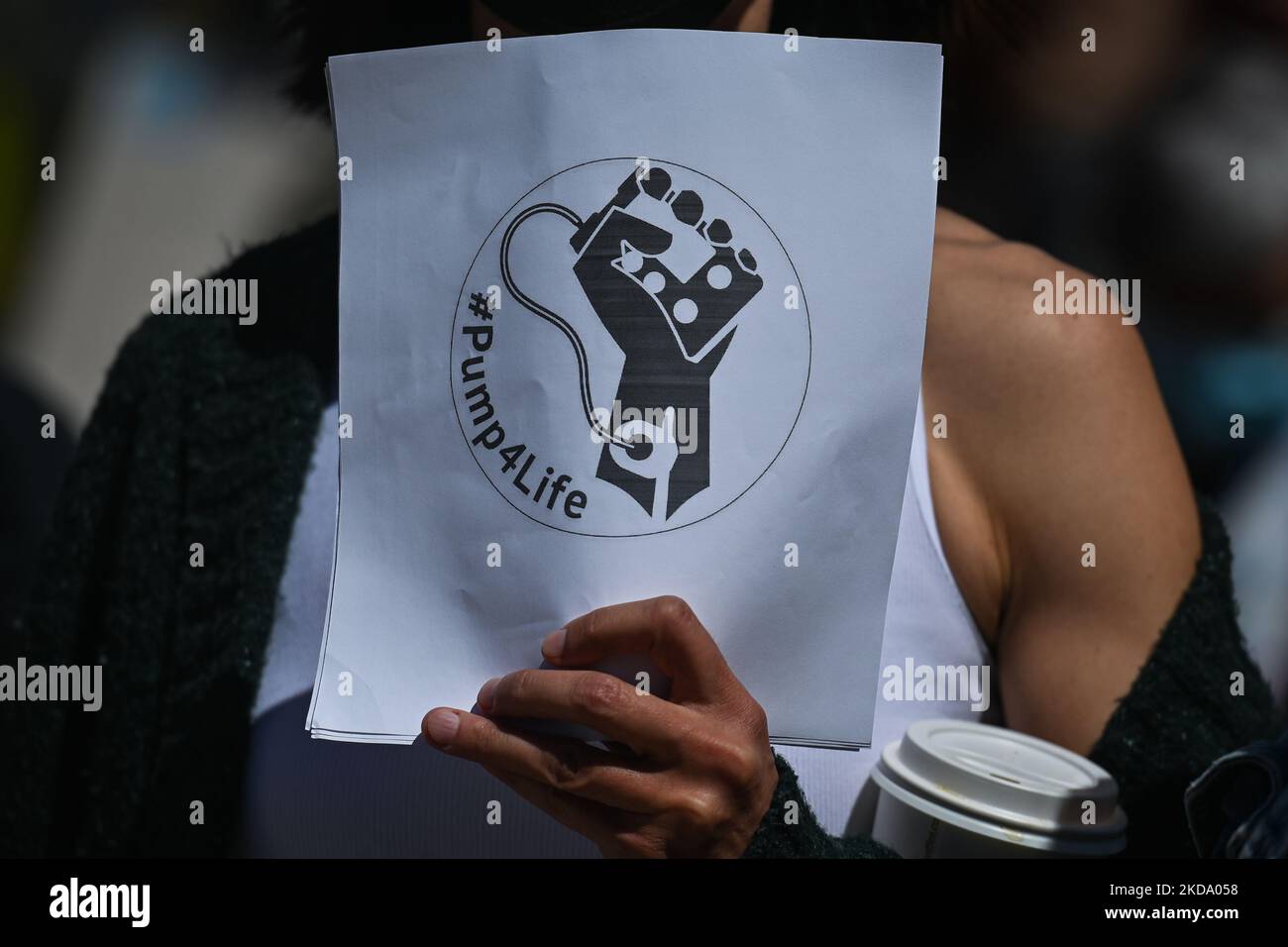 Un manifestant tient un écriteau avec les mots '#Pump4Life'. Les travailleurs de la santé, les activistes et leurs partisans ont protesté cet après-midi lors du rassemblement pour les soins de santé publics à l'Assemblée législative de l'Alberta, à Edmonton, contre le premier ministre Kenney et le gouvernement du PCU qui prennent des mesures pour privatiser les soins de santé. Le samedi 14 mai 2022, à Edmonton, Alberta, Canada. (Photo par Artur Widak/NurPhoto) Banque D'Images