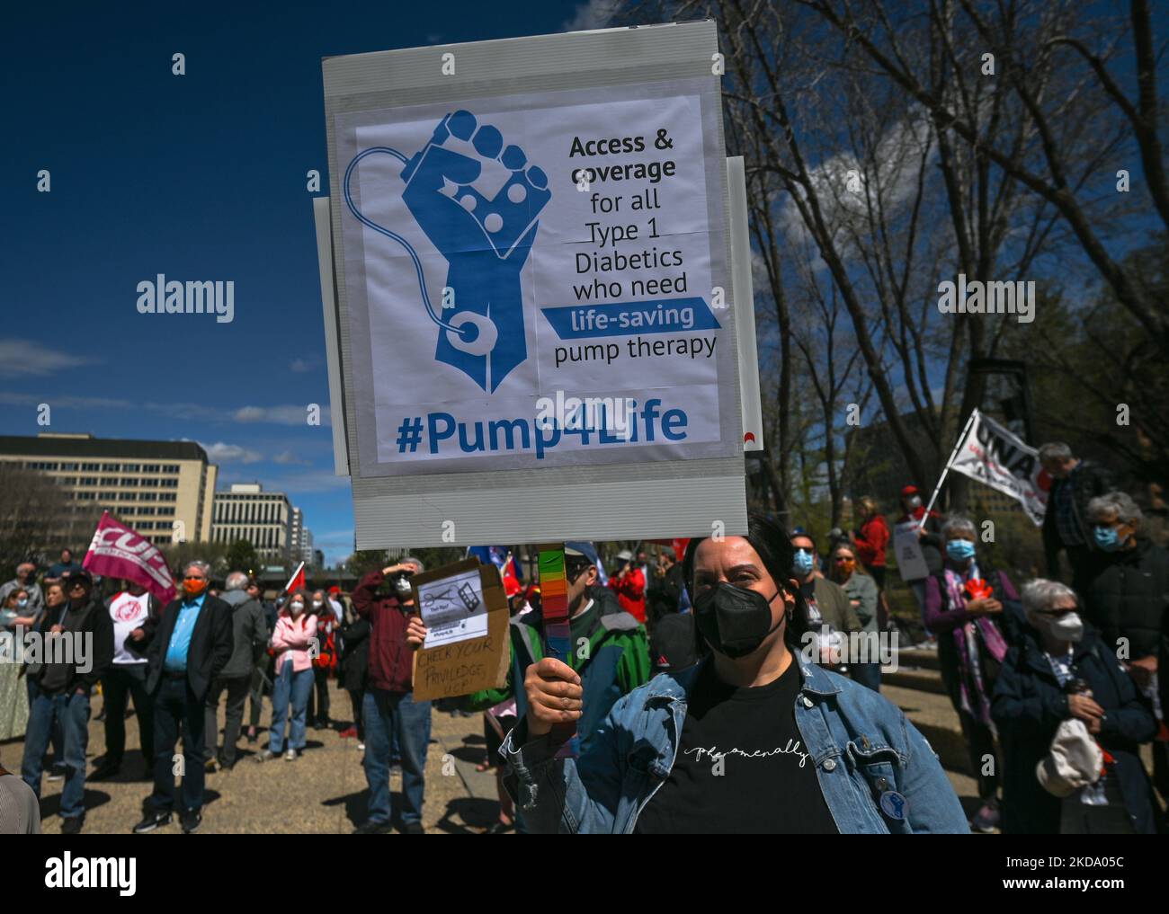 Les travailleurs de la santé, les activistes et leurs partisans protestent contre le premier ministre Kenney et le gouvernement du PCU qui prennent des mesures pour privatiser les soins de santé, lors du rassemblement pour les soins de santé publics, à l'Assemblée législative de l'Alberta, à Edmonton. Le samedi 14 mai 2022, à Edmonton, Alberta, Canada. (Photo par Artur Widak/NurPhoto) Banque D'Images