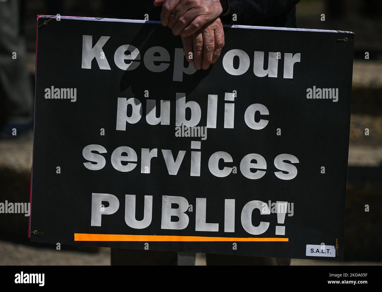Un manifestant tient un écriteau avec les mots « garder nos services publics PUBLICS publics! ». Les travailleurs de la santé, les activistes et leurs partisans ont protesté cet après-midi lors du rassemblement pour les soins de santé publics à l'Assemblée législative de l'Alberta, à Edmonton, contre le premier ministre Kenney et le gouvernement du PCU qui prennent des mesures pour privatiser les soins de santé. Le samedi 14 mai 2022, à Edmonton, Alberta, Canada. (Photo par Artur Widak/NurPhoto) Banque D'Images