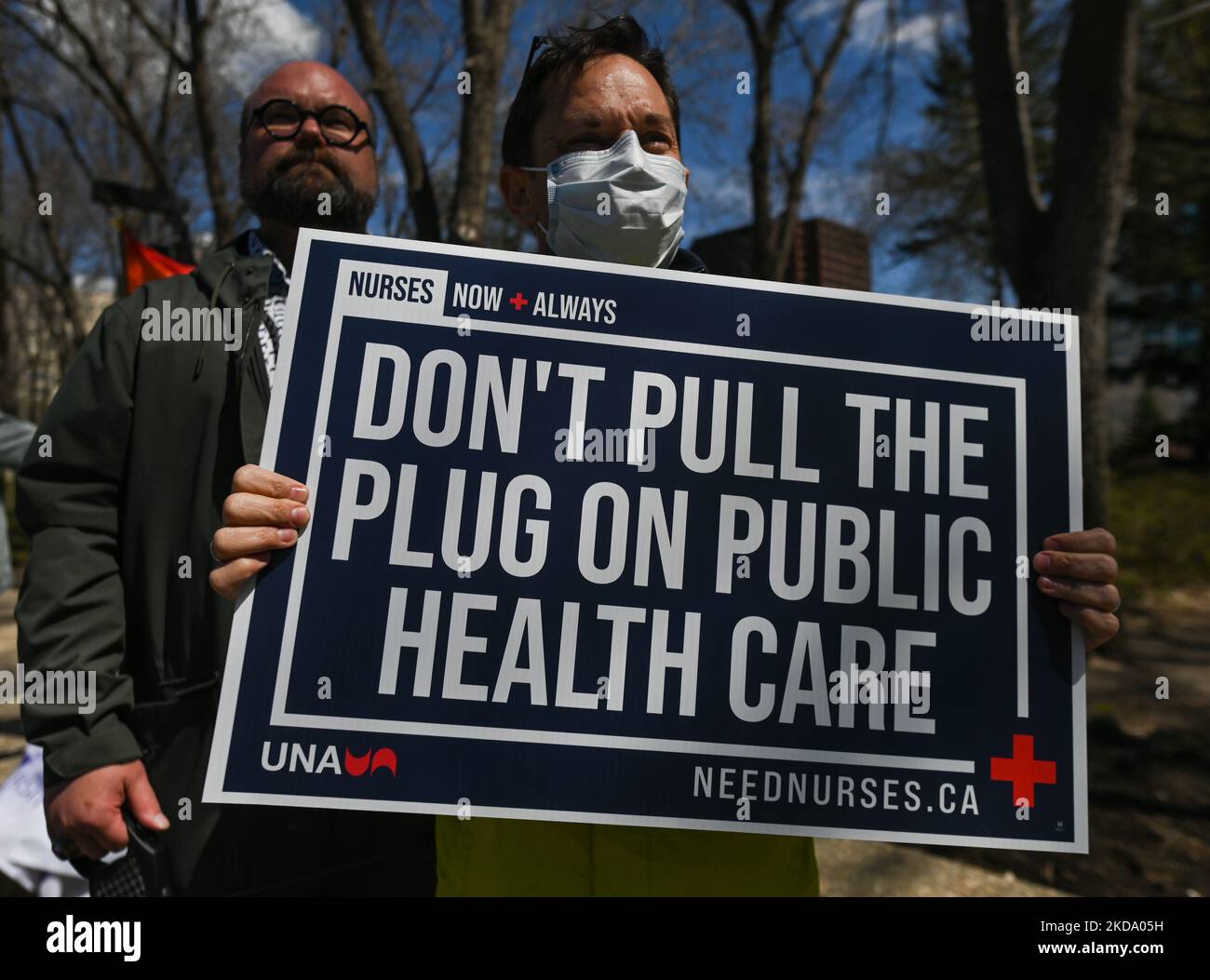 Un manifestant tient un écriteau avec les mots « ne pas tirer le bouchon sur les soins de santé publique ». Les travailleurs de la santé, les activistes et leurs partisans ont protesté cet après-midi lors du rassemblement pour les soins de santé publics à l'Assemblée législative de l'Alberta, à Edmonton, contre le premier ministre Kenney et le gouvernement du PCU qui prennent des mesures pour privatiser les soins de santé. Le samedi 14 mai 2022, à Edmonton, Alberta, Canada. (Photo par Artur Widak/NurPhoto) Banque D'Images