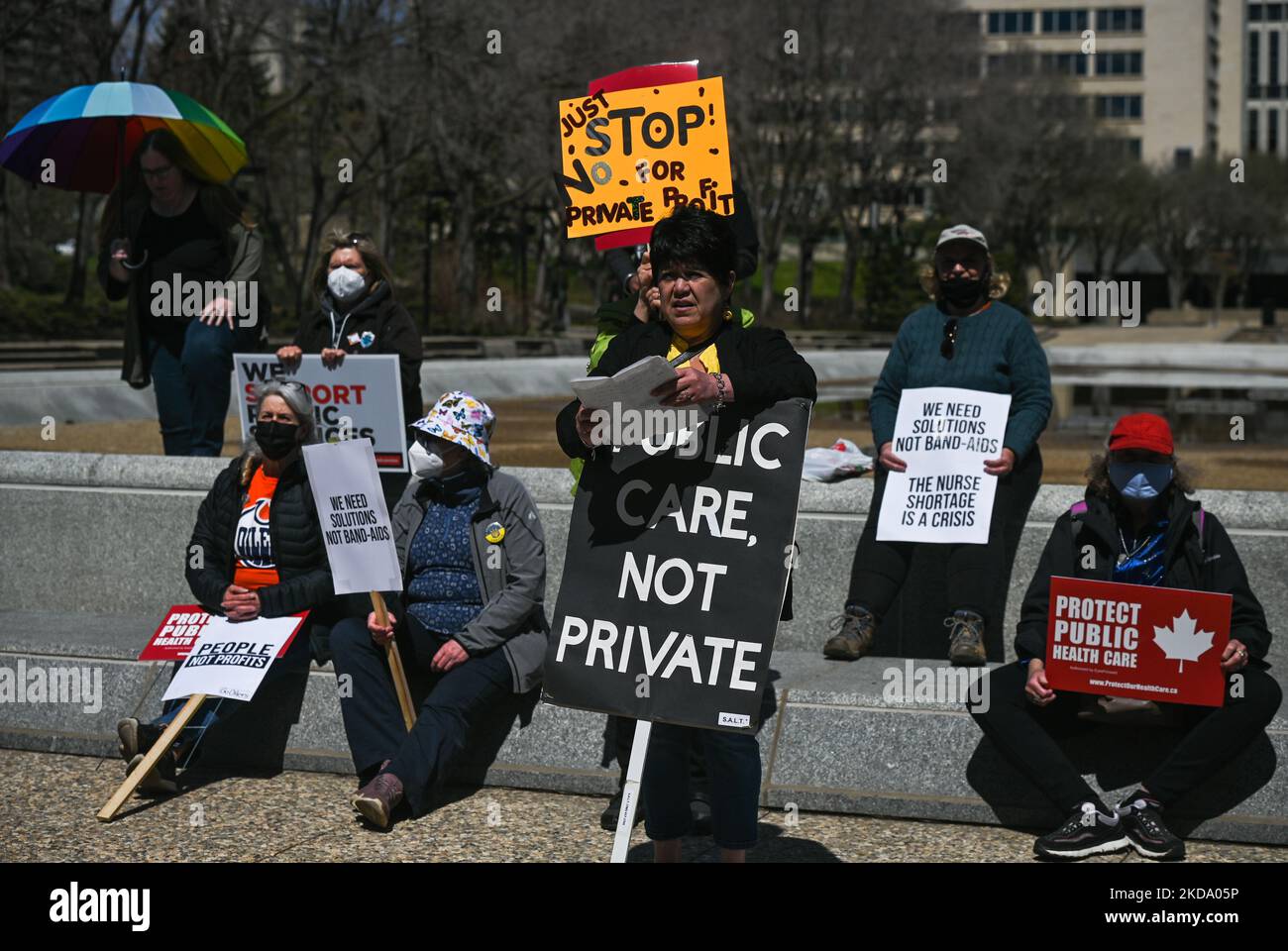 Les travailleurs de la santé, les activistes et leurs partisans protestent contre le premier ministre Kenney et le gouvernement du PCU qui prennent des mesures pour privatiser les soins de santé, lors du rassemblement pour les soins de santé publics, à l'Assemblée législative de l'Alberta, à Edmonton. Le samedi 14 mai 2022, à Edmonton, Alberta, Canada. (Photo par Artur Widak/NurPhoto) Banque D'Images