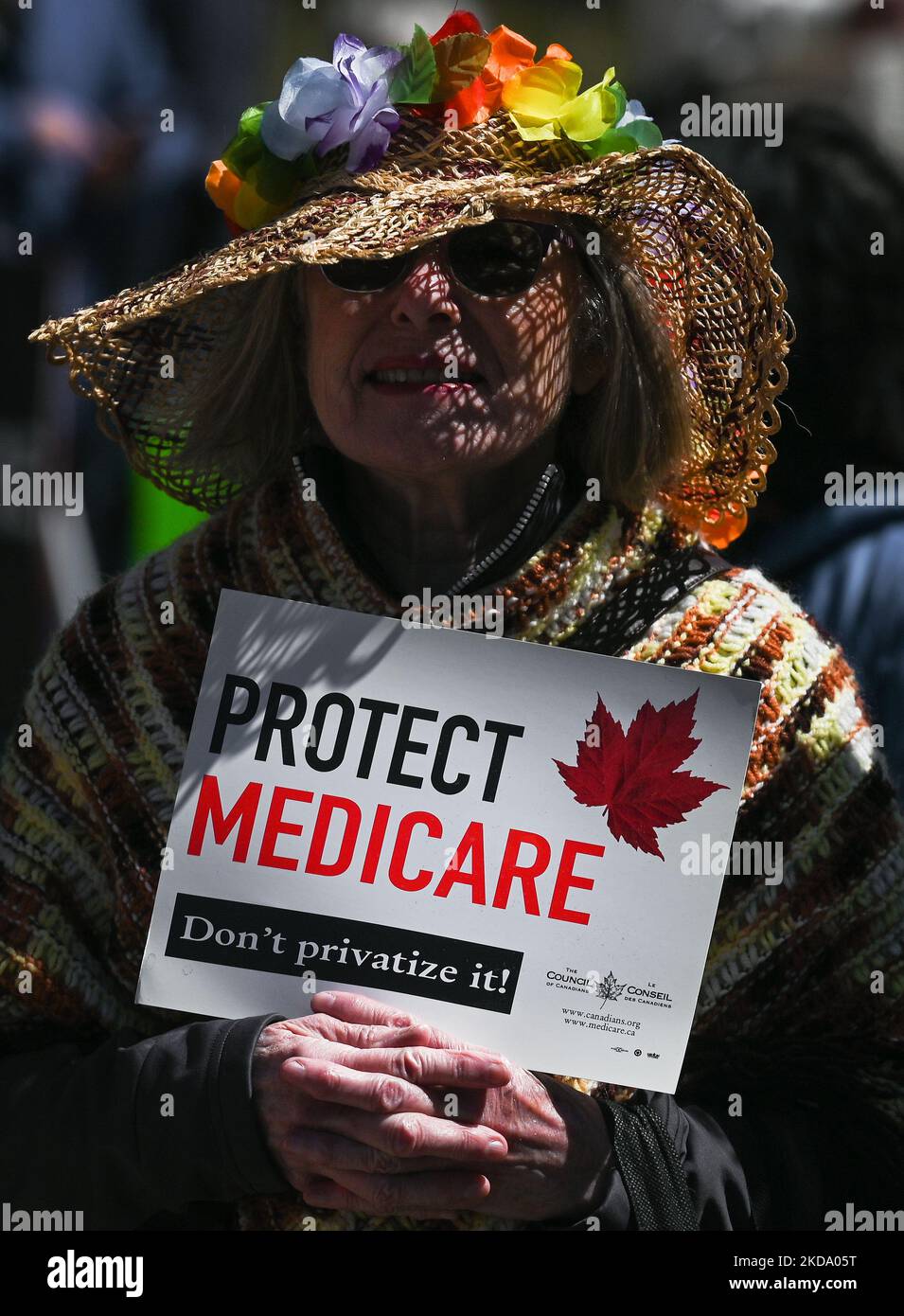 Un manifestant tient un écriteau avec les mots « Protect Medicare. Ne le privatisez pas ! ». Les travailleurs de la santé, les activistes et leurs partisans ont protesté cet après-midi lors du rassemblement pour les soins de santé publics à l'Assemblée législative de l'Alberta, à Edmonton, contre le premier ministre Kenney et le gouvernement du PCU qui prennent des mesures pour privatiser les soins de santé. Le samedi 14 mai 2022, à Edmonton, Alberta, Canada. (Photo par Artur Widak/NurPhoto) Banque D'Images