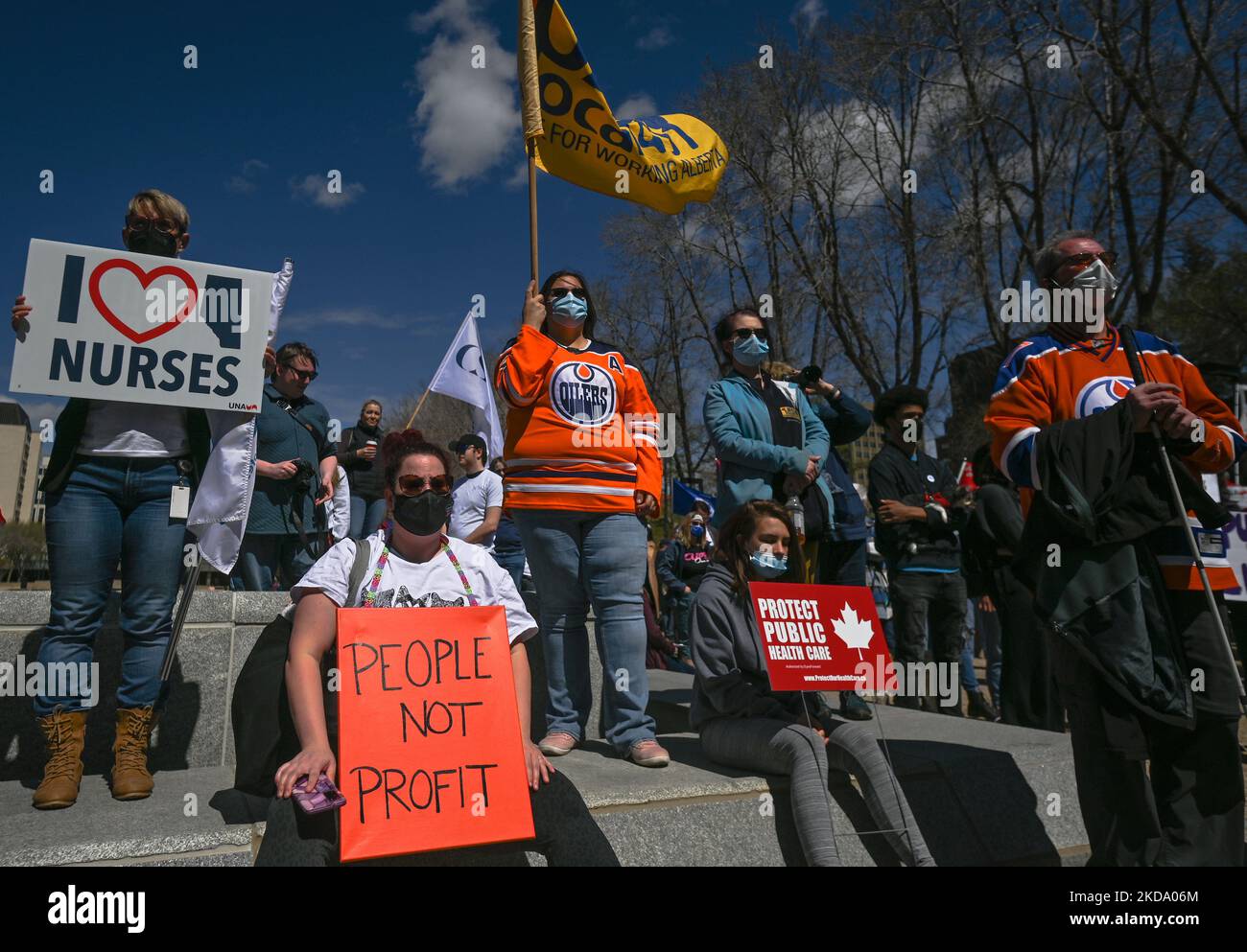 Les travailleurs de la santé, les activistes et leurs partisans protestent contre le premier ministre Kenney et le gouvernement du PCU qui prennent des mesures pour privatiser les soins de santé, lors du rassemblement pour les soins de santé publics, à l'Assemblée législative de l'Alberta, à Edmonton. Le samedi 14 mai 2022, à Edmonton, Alberta, Canada. (Photo par Artur Widak/NurPhoto) Banque D'Images