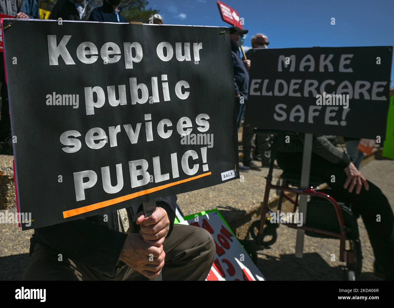 Les manifestants tiennent des pancartes avec des mots pour que nos services publics restent publics ! » Et « Make Eldercare Safe!. Les travailleurs de la santé, les activistes et leurs partisans ont protesté cet après-midi lors du rassemblement pour les soins de santé publics à l'Assemblée législative de l'Alberta, à Edmonton, contre le premier ministre Kenney et le gouvernement du PCU qui prennent des mesures pour privatiser les soins de santé. Le samedi 14 mai 2022, à Edmonton, Alberta, Canada. (Photo par Artur Widak/NurPhoto) Banque D'Images