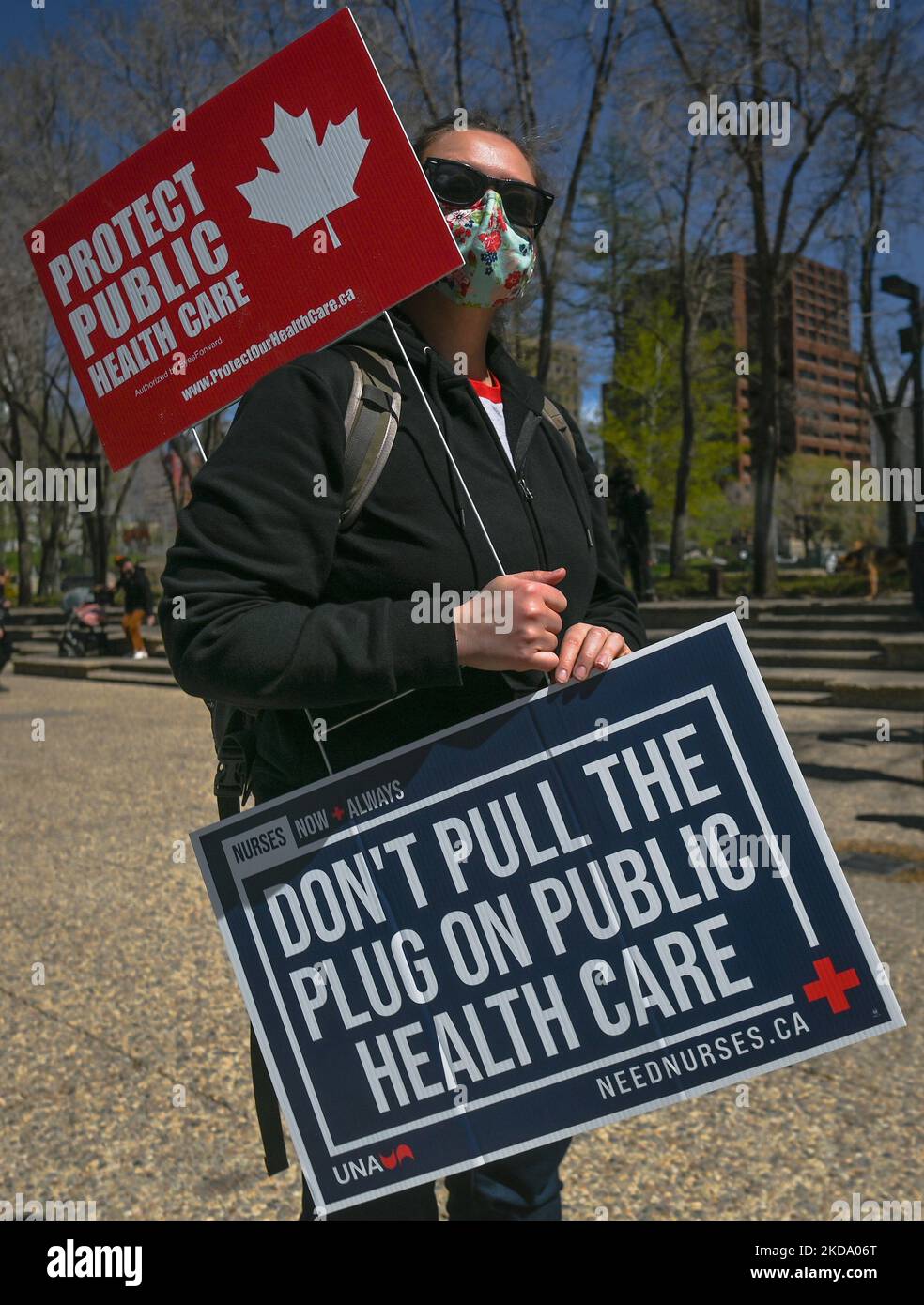 Un manifestant tient une plaque avec les mots « protéger les soins de santé publics ». Les travailleurs de la santé, les activistes et leurs partisans ont protesté cet après-midi lors du rassemblement pour les soins de santé publics à l'Assemblée législative de l'Alberta, à Edmonton, contre le premier ministre Kenney et le gouvernement du PCU qui prennent des mesures pour privatiser les soins de santé. Le samedi 14 mai 2022, à Edmonton, Alberta, Canada. (Photo par Artur Widak/NurPhoto) Banque D'Images