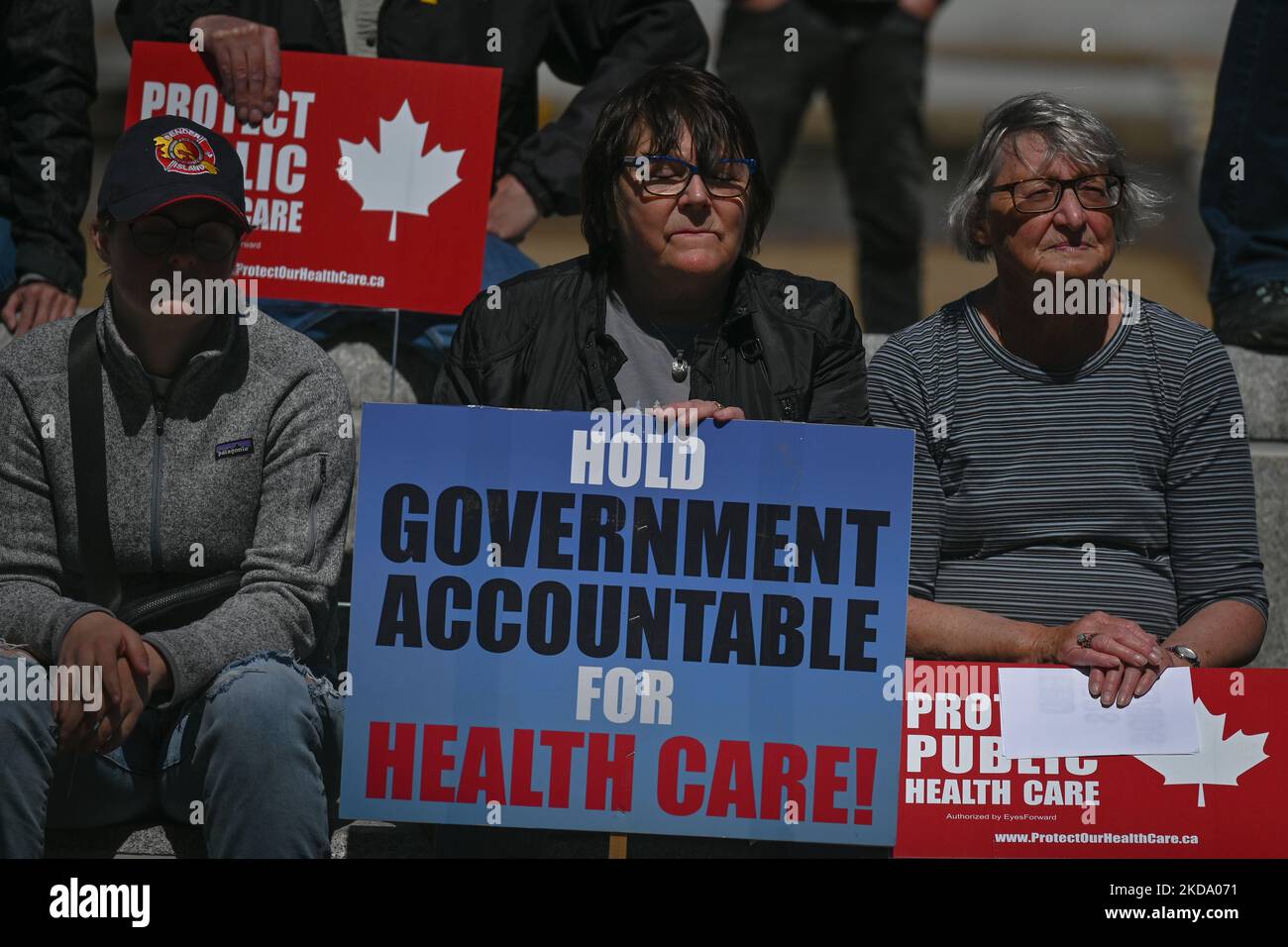 Les travailleurs de la santé, les activistes et leurs partisans protestent contre le premier ministre Kenney et le gouvernement du PCU qui prennent des mesures pour privatiser les soins de santé, lors du rassemblement pour les soins de santé publics, à l'Assemblée législative de l'Alberta, à Edmonton. Le samedi 14 mai 2022, à Edmonton, Alberta, Canada. (Photo par Artur Widak/NurPhoto) Banque D'Images