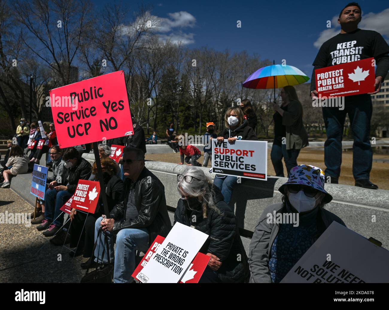 Les travailleurs de la santé, les activistes et leurs partisans protestent contre le premier ministre Kenney et le gouvernement du PCU qui prennent des mesures pour privatiser les soins de santé, lors du rassemblement pour les soins de santé publics, à l'Assemblée législative de l'Alberta, à Edmonton. Le samedi 14 mai 2022, à Edmonton, Alberta, Canada. (Photo par Artur Widak/NurPhoto) Banque D'Images