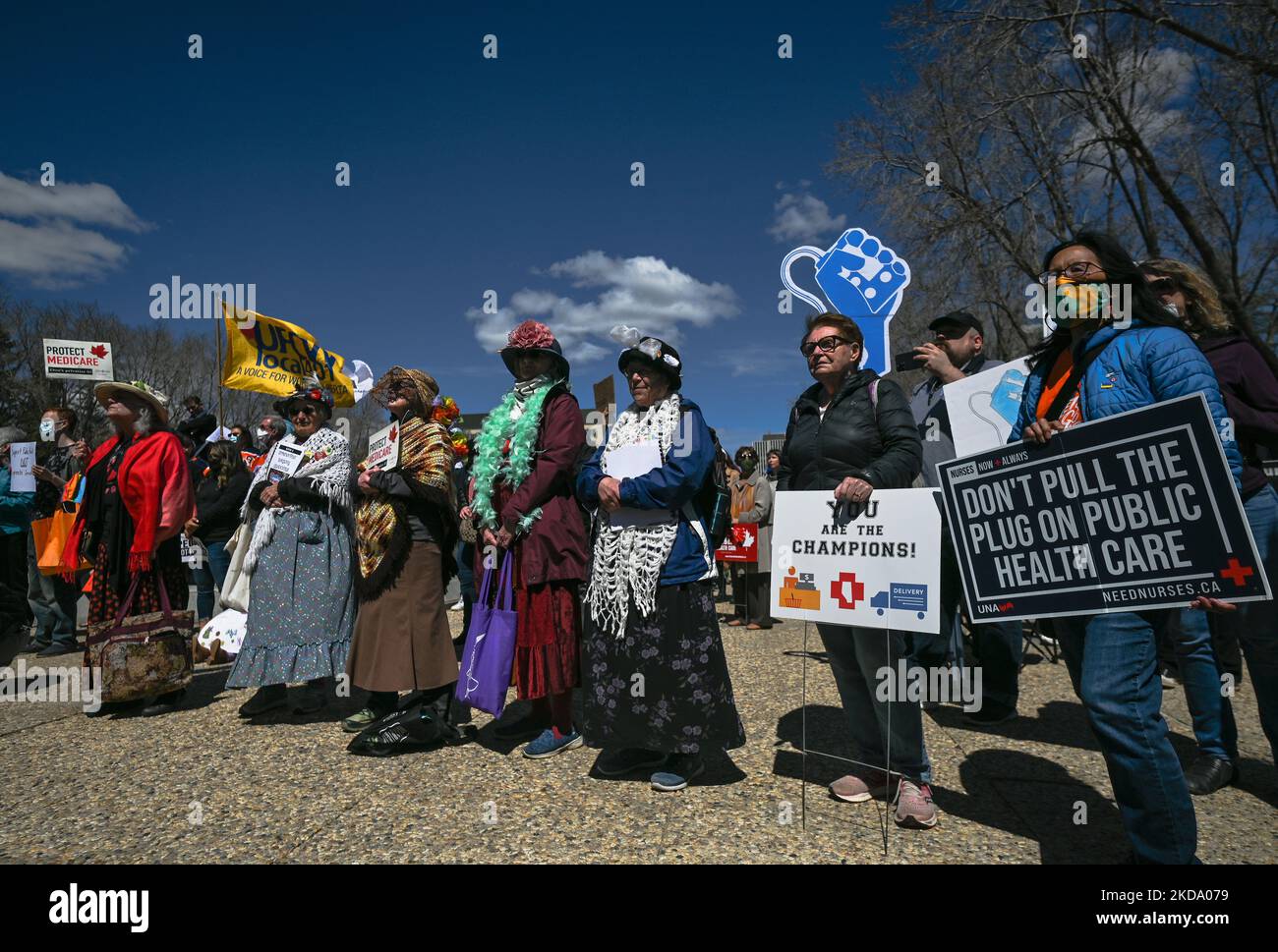 Les travailleurs de la santé, les activistes et leurs partisans protestent contre le premier ministre Kenney et le gouvernement du PCU qui prennent des mesures pour privatiser les soins de santé, lors du rassemblement pour les soins de santé publics, à l'Assemblée législative de l'Alberta, à Edmonton. Le samedi 14 mai 2022, à Edmonton, Alberta, Canada. (Photo par Artur Widak/NurPhoto) Banque D'Images