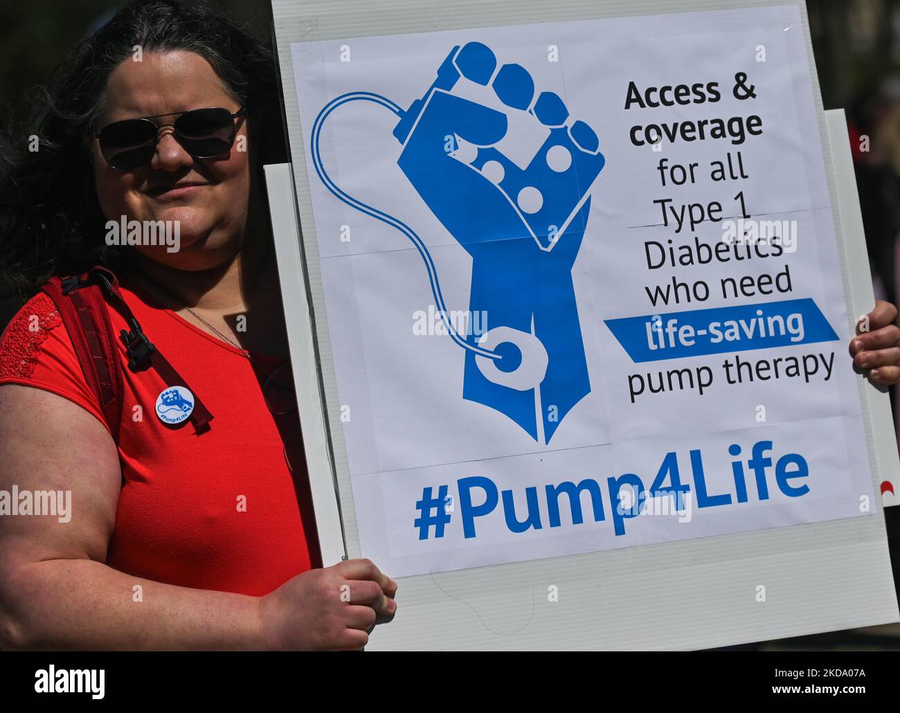 Un manifestant tient un écriteau avec les mots '#Pump4Life'. Les travailleurs de la santé, les activistes et leurs partisans ont protesté cet après-midi lors du rassemblement pour les soins de santé publics à l'Assemblée législative de l'Alberta, à Edmonton, contre le premier ministre Kenney et le gouvernement du PCU qui prennent des mesures pour privatiser les soins de santé. Le samedi 14 mai 2022, à Edmonton, Alberta, Canada. (Photo par Artur Widak/NurPhoto) Banque D'Images