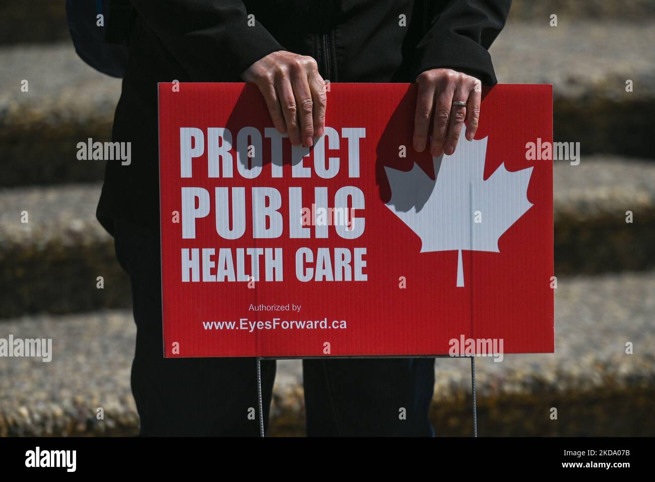 Un manifestant tient une plaque avec les mots « protéger les soins de santé publics ». Les travailleurs de la santé, les activistes et leurs partisans ont protesté cet après-midi lors du rassemblement pour les soins de santé publics à l'Assemblée législative de l'Alberta, à Edmonton, contre le premier ministre Kenney et le gouvernement du PCU qui prennent des mesures pour privatiser les soins de santé. Le samedi 14 mai 2022, à Edmonton, Alberta, Canada. (Photo par Artur Widak/NurPhoto) Banque D'Images