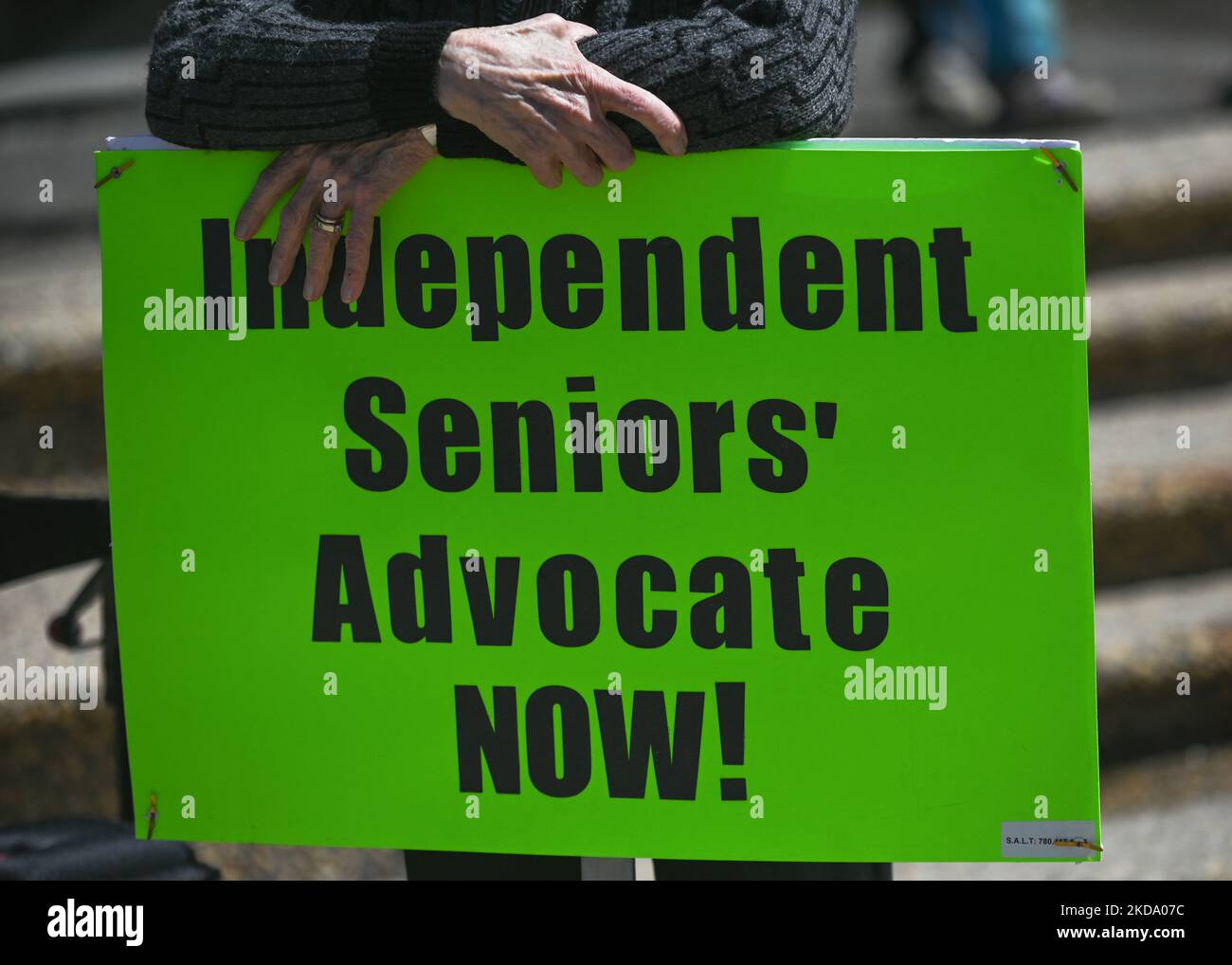Un manifestant tient un écriteau avec les mots « Independent Seniors » Advocate NOW! ». Les travailleurs de la santé, les activistes et leurs partisans ont protesté cet après-midi lors du rassemblement pour les soins de santé publics à l'Assemblée législative de l'Alberta, à Edmonton, contre le premier ministre Kenney et le gouvernement du PCU qui prennent des mesures pour privatiser les soins de santé. Le samedi 14 mai 2022, à Edmonton, Alberta, Canada. (Photo par Artur Widak/NurPhoto) Banque D'Images