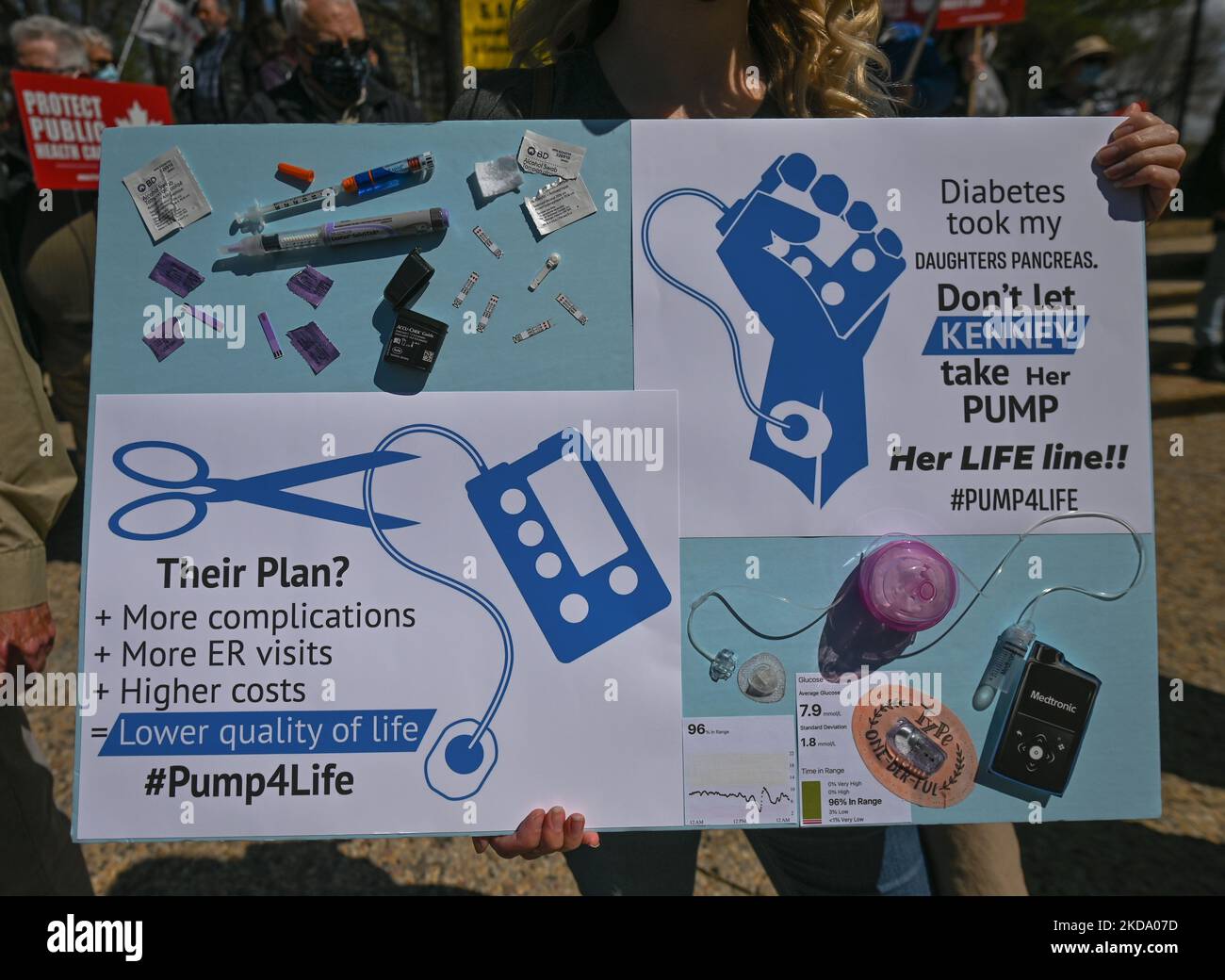 Les travailleurs de la santé, les activistes et leurs partisans protestent contre le premier ministre Kenney et le gouvernement du PCU qui prennent des mesures pour privatiser les soins de santé, lors du rassemblement pour les soins de santé publics, à l'Assemblée législative de l'Alberta, à Edmonton. Le samedi 14 mai 2022, à Edmonton, Alberta, Canada. (Photo par Artur Widak/NurPhoto) Banque D'Images