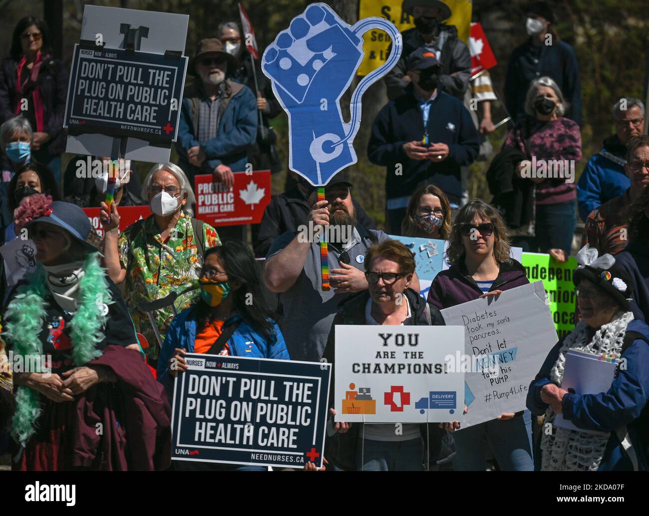 Les travailleurs de la santé, les activistes et leurs partisans protestent contre le premier ministre Kenney et le gouvernement du PCU qui prennent des mesures pour privatiser les soins de santé, lors du rassemblement pour les soins de santé publics, à l'Assemblée législative de l'Alberta, à Edmonton. Le samedi 14 mai 2022, à Edmonton, Alberta, Canada. (Photo par Artur Widak/NurPhoto) Banque D'Images