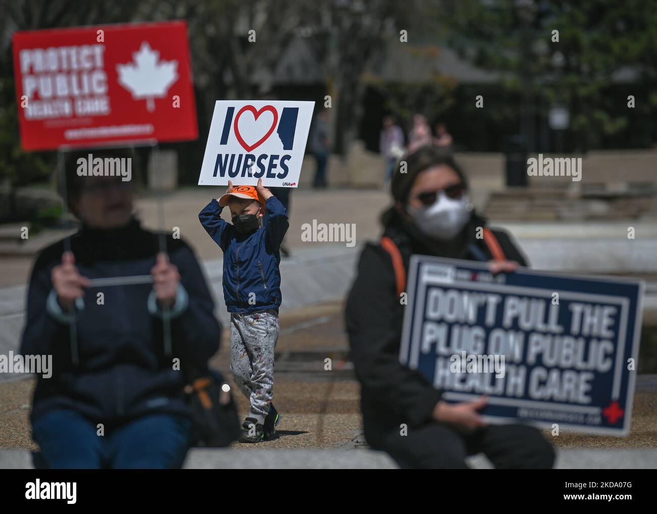 Les travailleurs de la santé, les activistes et leurs partisans protestent contre le premier ministre Kenney et le gouvernement du PCU qui prennent des mesures pour privatiser les soins de santé, lors du rassemblement pour les soins de santé publics, à l'Assemblée législative de l'Alberta, à Edmonton. Le samedi 14 mai 2022, à Edmonton, Alberta, Canada. (Photo par Artur Widak/NurPhoto) Banque D'Images