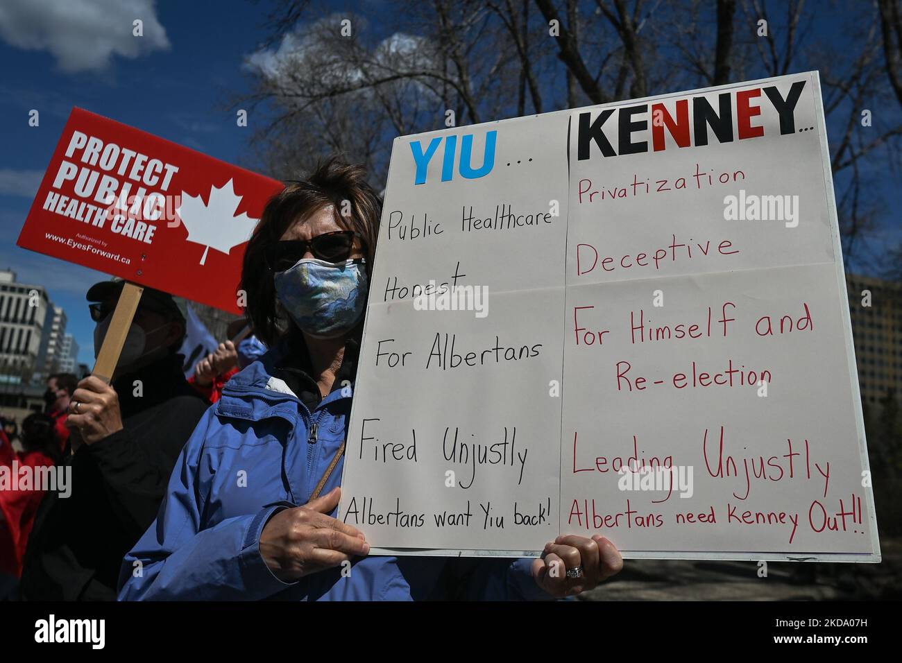 Les travailleurs de la santé, les activistes et leurs partisans protestent contre le premier ministre Kenney et le gouvernement du PCU qui prennent des mesures pour privatiser les soins de santé, lors du rassemblement pour les soins de santé publics, à l'Assemblée législative de l'Alberta, à Edmonton. Le samedi 14 mai 2022, à Edmonton, Alberta, Canada. (Photo par Artur Widak/NurPhoto) Banque D'Images