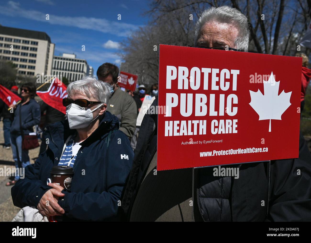 Les travailleurs de la santé, les activistes et leurs partisans protestent contre le premier ministre Kenney et le gouvernement du PCU qui prennent des mesures pour privatiser les soins de santé, lors du rassemblement pour les soins de santé publics, à l'Assemblée législative de l'Alberta, à Edmonton. Le samedi 14 mai 2022, à Edmonton, Alberta, Canada. (Photo par Artur Widak/NurPhoto) Banque D'Images