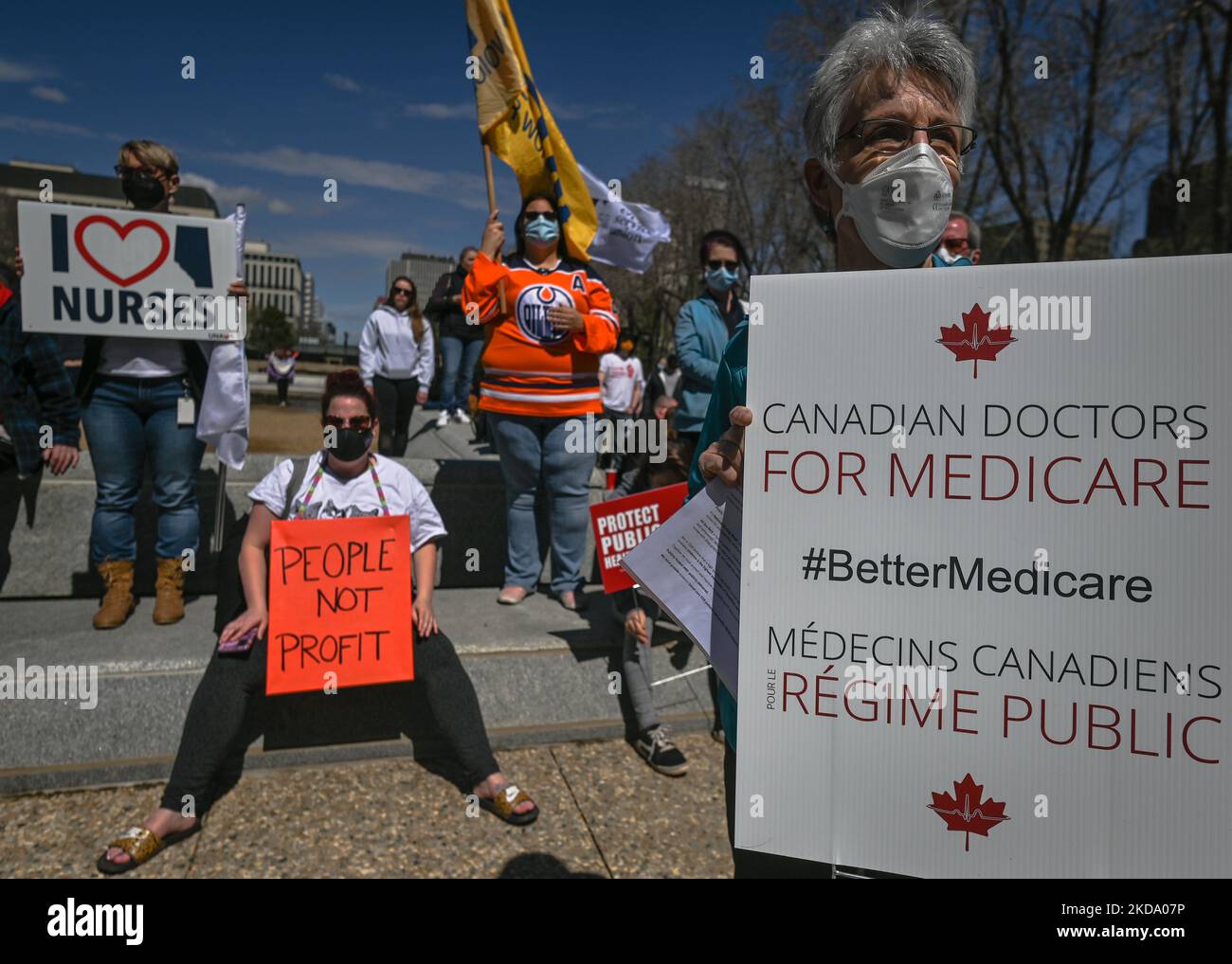 Les travailleurs de la santé, les activistes et leurs partisans protestent contre le premier ministre Kenney et le gouvernement du PCU qui prennent des mesures pour privatiser les soins de santé, lors du rassemblement pour les soins de santé publics, à l'Assemblée législative de l'Alberta, à Edmonton. Le samedi 14 mai 2022, à Edmonton, Alberta, Canada. (Photo par Artur Widak/NurPhoto) Banque D'Images