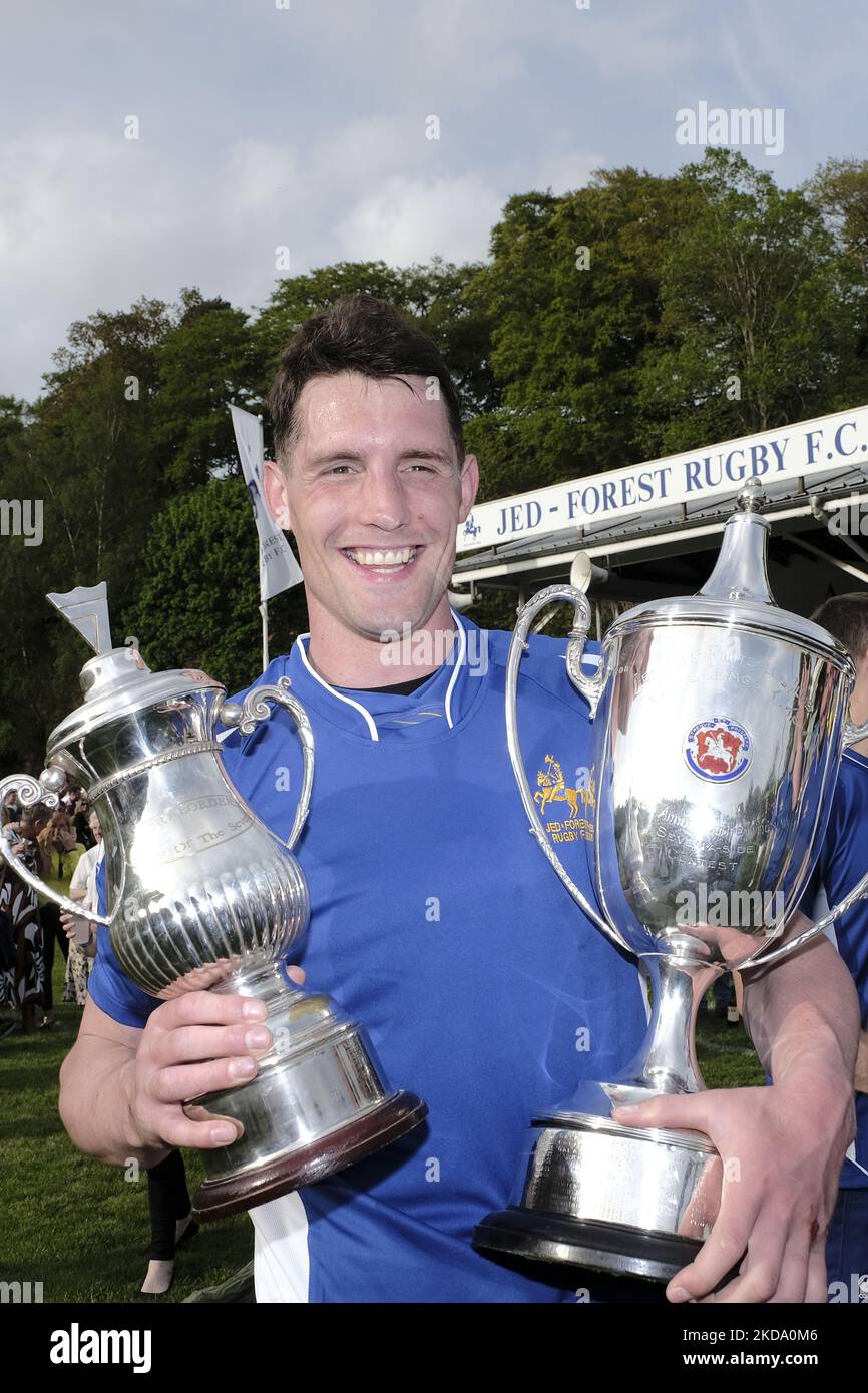 Jedburgh, samedi 14 mai 2022. The Starrett JedForest Sevens, le jeu 119th du tournoi, final - Jedforest vs Edinburgh Accies. Jedforest Captain, Gregor Young, avec les rois des 7s (À GAUCHE) et le Trophée du Tournoi (À DROITE) Jedforest 28 - Edin Acchies 5 Jedforest remporte le tournoi ainsi que la levée du trophée des rois des 7s séries. (Photo de Rob Gray/NurPhoto) Banque D'Images