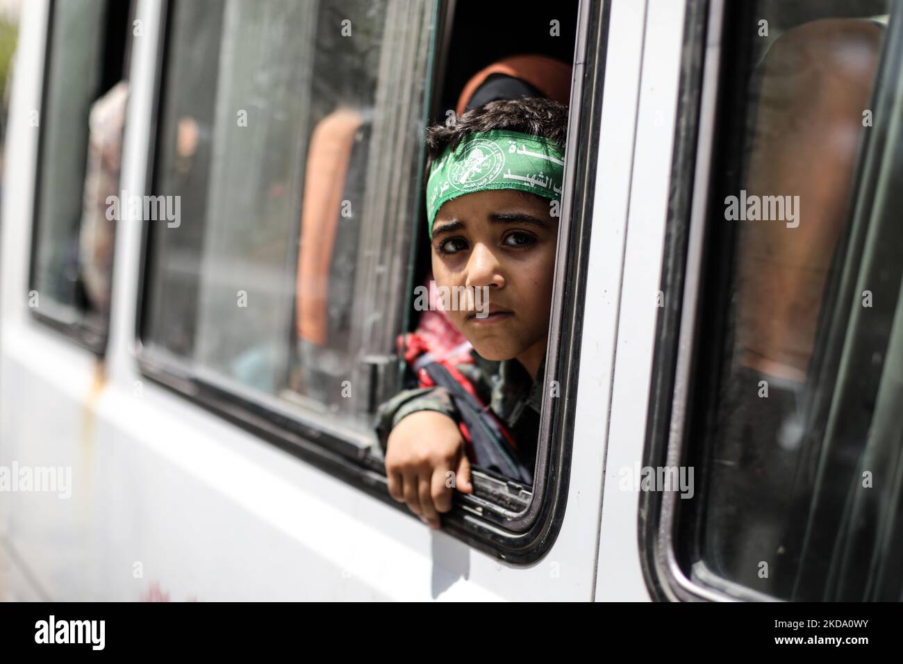 Un palestinien portant le bandeau de l'aile armée du Hamas, les Brigades Izz ad-DIN al-Qassam, lors d'un rassemblement marquant le 74h anniversaire de ce que les Palestiniens appellent la Nakba, Ou « catastrophe », en référence à leur déracinement dans la guerre contre la création d'Israël en 1948, devant les bureaux de l'UNSCO à Gaza, dimanche, 15 mai 2022. (Photo de Majdi Fathi/NurPhoto) Banque D'Images