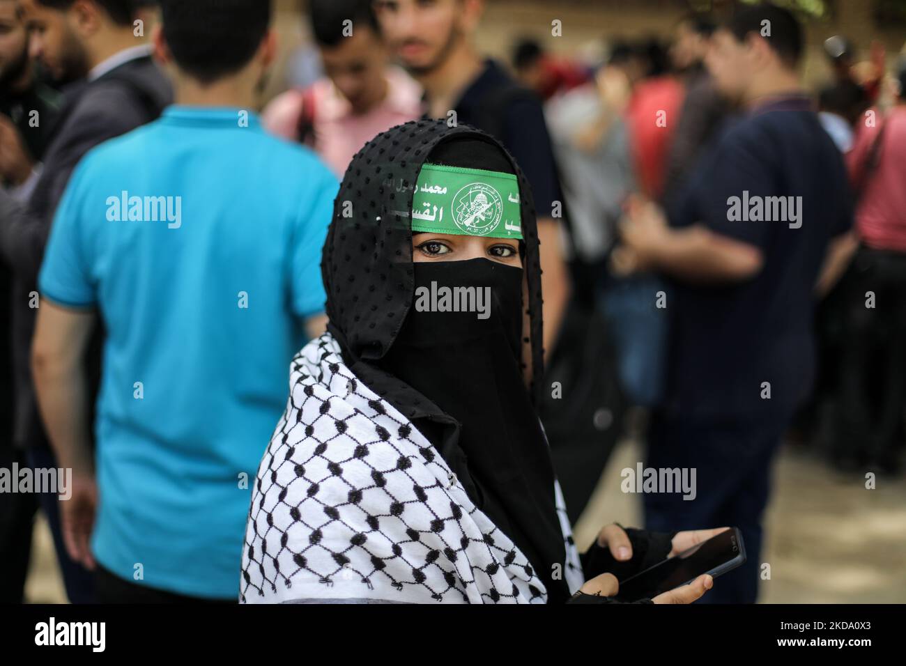 Une palestinienne portant le bandeau de l'aile armée du Hamas, les Brigades Izz ad-DIN al-Qassam, lors d'un rassemblement marquant le 74h anniversaire de ce que les Palestiniens appellent la Nakba, Ou « catastrophe », en référence à leur déracinement dans la guerre contre la création d'Israël en 1948, devant les bureaux de l'UNSCO à Gaza, dimanche, 15 mai 2022. (Photo de Majdi Fathi/NurPhoto) Banque D'Images