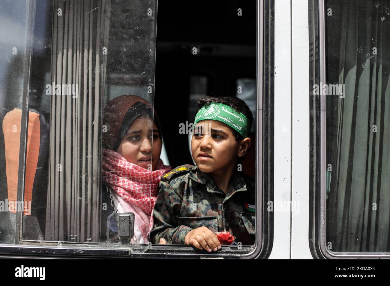 Un palestinien portant le bandeau de l'aile armée du Hamas, les Brigades Izz ad-DIN al-Qassam, lors d'un rassemblement marquant le 74h anniversaire de ce que les Palestiniens appellent la Nakba, Ou « catastrophe », en référence à leur déracinement dans la guerre contre la création d'Israël en 1948, devant les bureaux de l'UNSCO à Gaza, dimanche, 15 mai 2022. (Photo de Majdi Fathi/NurPhoto) Banque D'Images