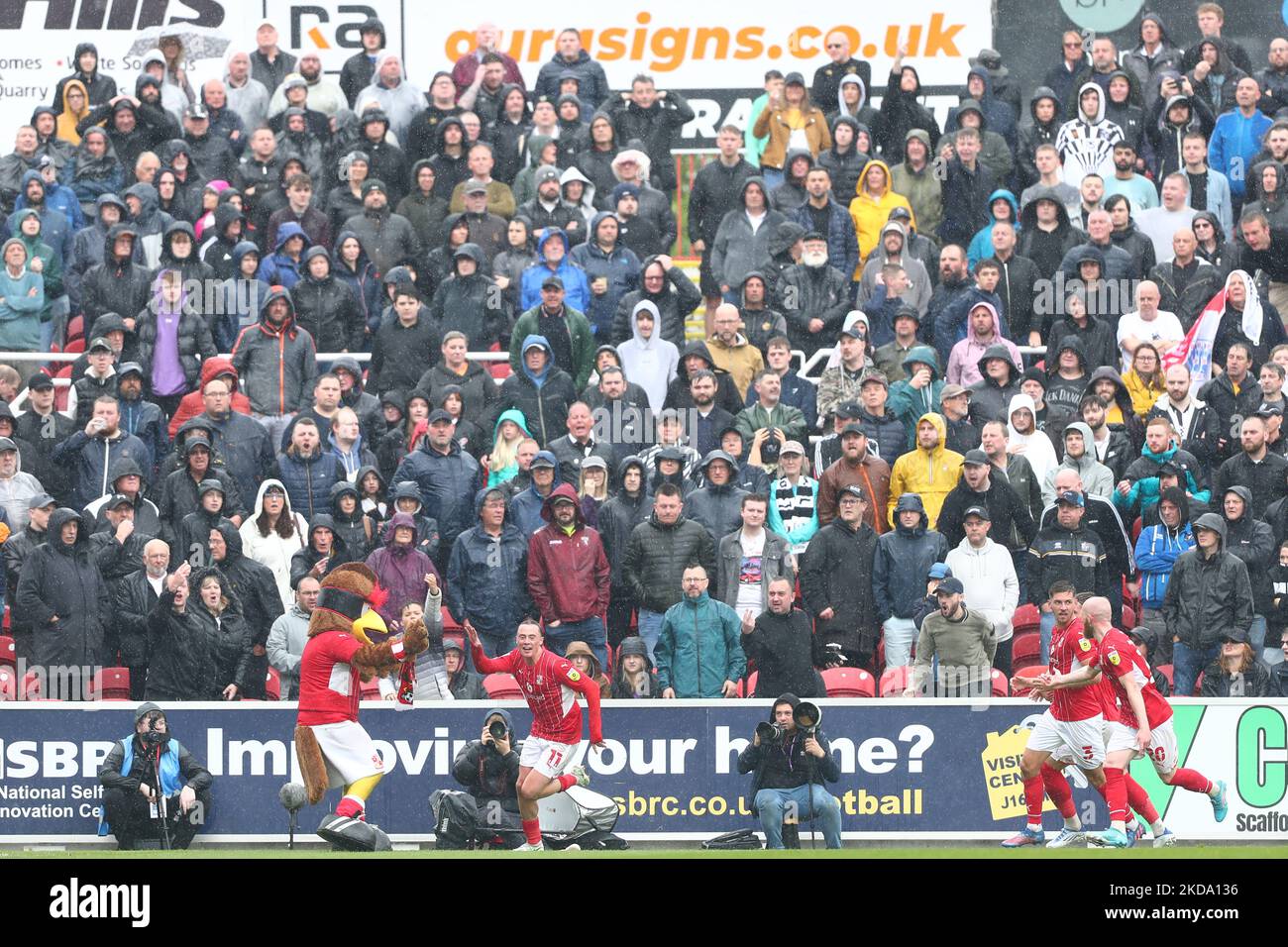 Harry McKirdy, de Swindon Town, célèbre après avoir ouvert le score