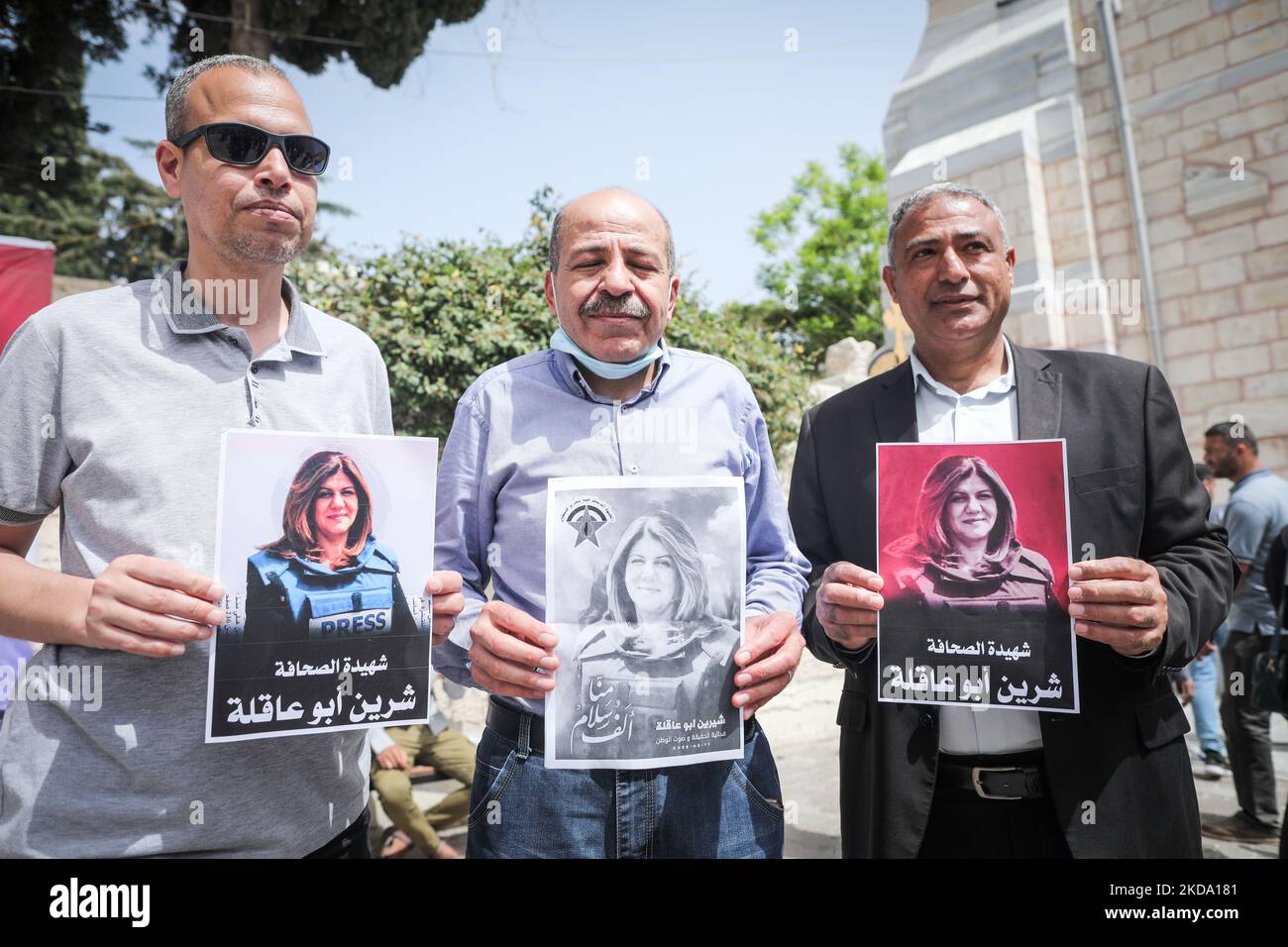 Des membres du Syndicat des journalistes palestiniens et du Conseil des agents de l'Église orthodoxe à Gaza participent à une manifestation à Gaza, à 15 mai 2022, dans le quartier général de l'église à Gaza, pour protester contre le meurtre du journaliste d'Al-Jazeera Shireen Abu Akleh(photo de Mamen Faiz/NurPhoto) Banque D'Images