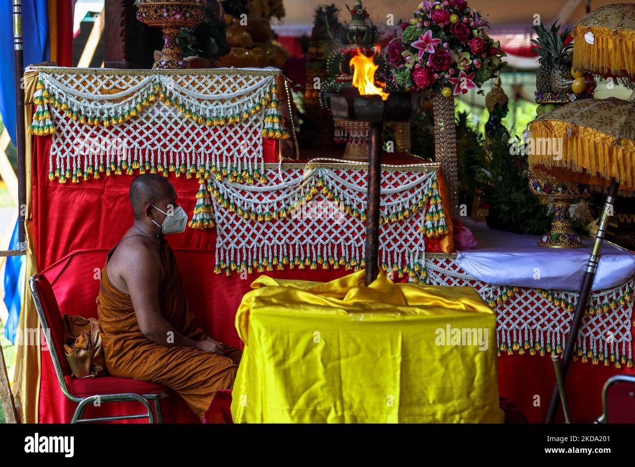 Un moine bouddhiste prie pendant la cérémonie de l'eau sainte dans le cadre des célébrations de la fête du Vesak sur 15 mai 2022, dans le temple de Mendut à Magelang, dans le centre de Java, en Indonésie. En Indonésie, les bouddhistes ont célébré lundi le Vesak Day pour honorer la naissance, l'illumination et la mort de Bouddha il y a plus de 2 000 ans. (Photo de Garry Lotulung/NurPhoto) Banque D'Images