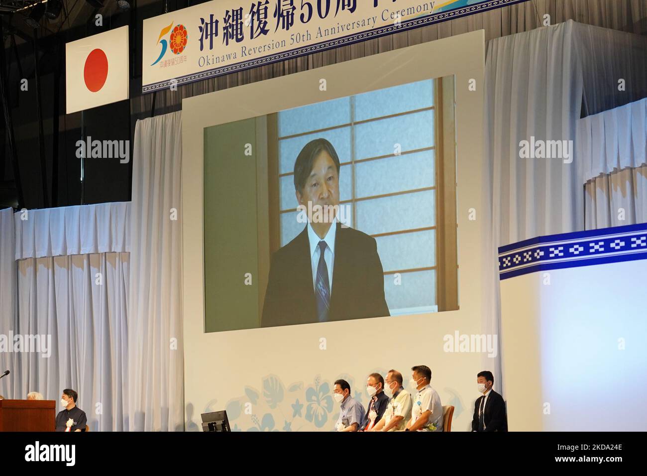 L’empereur du Japon Naruhito prononce un discours virtuel de Tokyo lors de la cérémonie célébrant le 50th anniversaire du retour d’Okinawa dans la gouvernance japonaise après la guerre, à Ginowan sur 15 mai 2022 à Okinawa, au Japon. (Photo de Jinhee Lee/NurPhoto) Banque D'Images