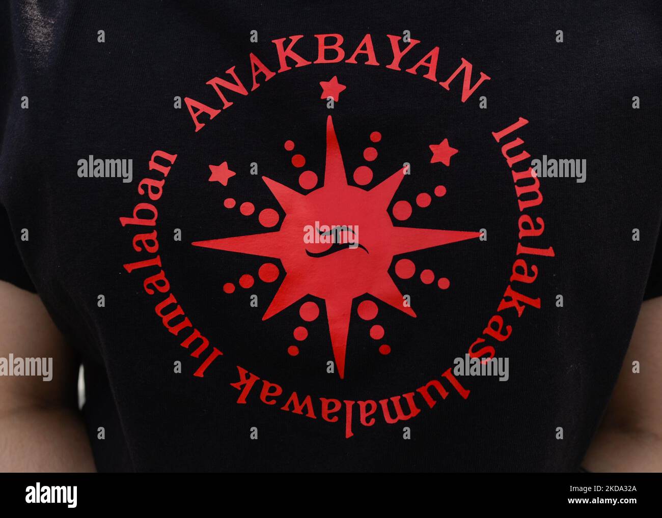 Logo d'Anakbayan Alberta, un organisme national démocratique qui organise des jeunes philippins de la diaspora dans la province de l'Alberta. Des membres de la diaspora philippine locale (Anakbayan Alberta) protestent à l'extérieur de l'Assemblée législative de l'Alberta à Edmonton, appelant la Commission électorale (COMELEC) aux Philippines pour leur négligence et leur incapacité à maintenir des élections honnêtes et équitables au 9 mai 2022 dernier. Les organisateurs de la manifestation ont déclaré: "Nous condamnons une autre dynastie politique avec le tandem Marcos-Duterte qui continue le régime fasciste parmi les Philippins". Dimanche, 15 mai 2022, à Edmon Banque D'Images