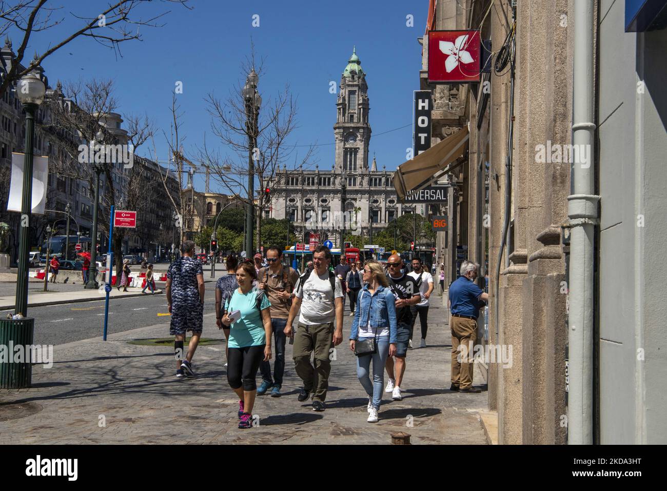 On voit des gens marcher dans les environs de la zone touristique de la place de la Municipalité. Porto, 05 mai 2022. Le Portugal a enregistré près de 100 000 cas de covid-19 au cours de la dernière semaine. Le taux d'incidence augmente également. Les hospitalisations et la mortalité, en revanche, maintiennent une tendance stable. (Photo par Jorge Mantilla/NurPhoto) Banque D'Images