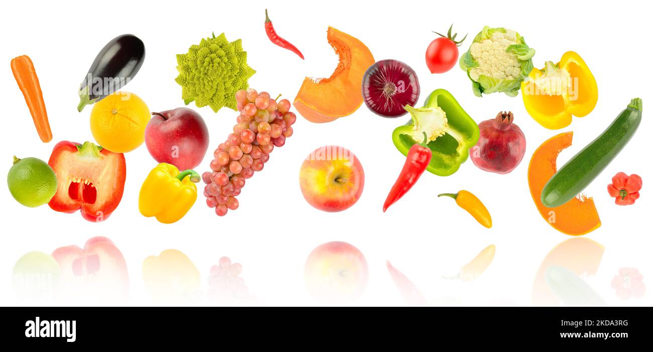 Chute de légumes et de fruits colorés avec réflexion de lumière isolée sur fond blanc. Banque D'Images