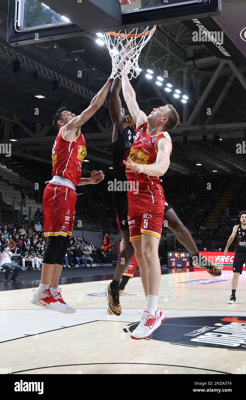 Mouhammadou Jaiteh (Segafredo Virtus Bologna) pendant le match 1 des séries éliminatoires du championnat de basket-ball italien A1 Segafredo Virtus Bologna vs. Carpegna Prosciutto Pesaro à la Segafredo Arena - Bologne, 15 mai 2022 - (photo de Michele Nucci/LiveMedia/NurPhoto) Banque D'Images