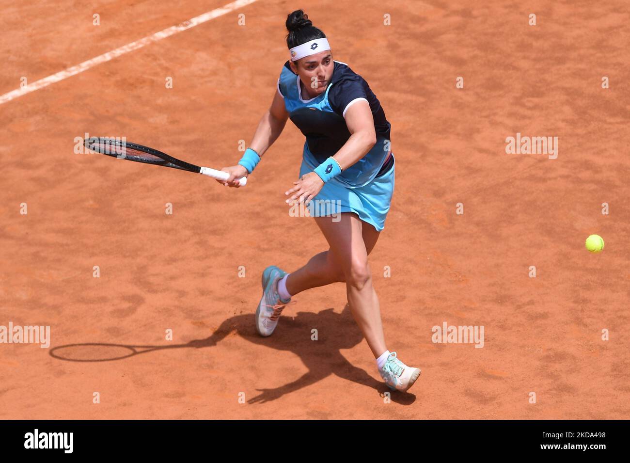 Ons Jabeur en action lors du match final des femmes Internazionali BNL d'Italia entre IGA Swiatek et ont Jabeur le 15 mai 2022 à Foro Italico, Rome. (Photo de Giuseppe Maffia/NurPhoto) Banque D'Images