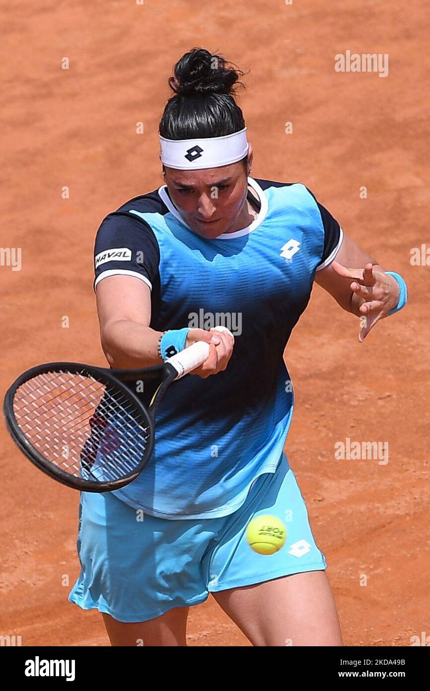 Ons Jabeur en action lors du match final des femmes Internazionali BNL d'Italia entre IGA Swiatek et ont Jabeur le 15 mai 2022 à Foro Italico, Rome. (Photo de Giuseppe Maffia/NurPhoto) Banque D'Images