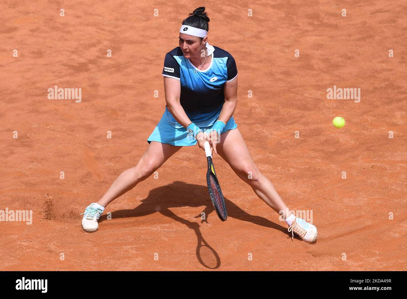 Ons Jabeur en action lors du match final des femmes Internazionali BNL d'Italia entre IGA Swiatek et ont Jabeur le 15 mai 2022 à Foro Italico, Rome. (Photo de Giuseppe Maffia/NurPhoto) Banque D'Images