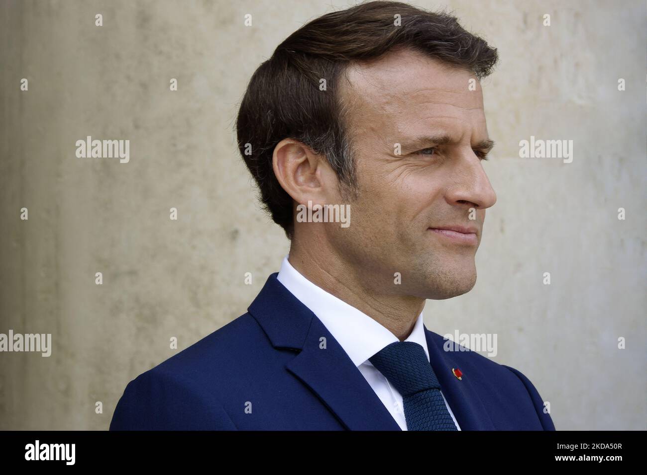 Le président français Emmanuel Macron attend l'arrivée du président du Conseil européen Charles Michel pour un déjeuner de travail au palais présidentiel de l'Elysée à Paris - 16 mai 2022. , Paris (photo de Daniel Pier/NurPhoto) Banque D'Images