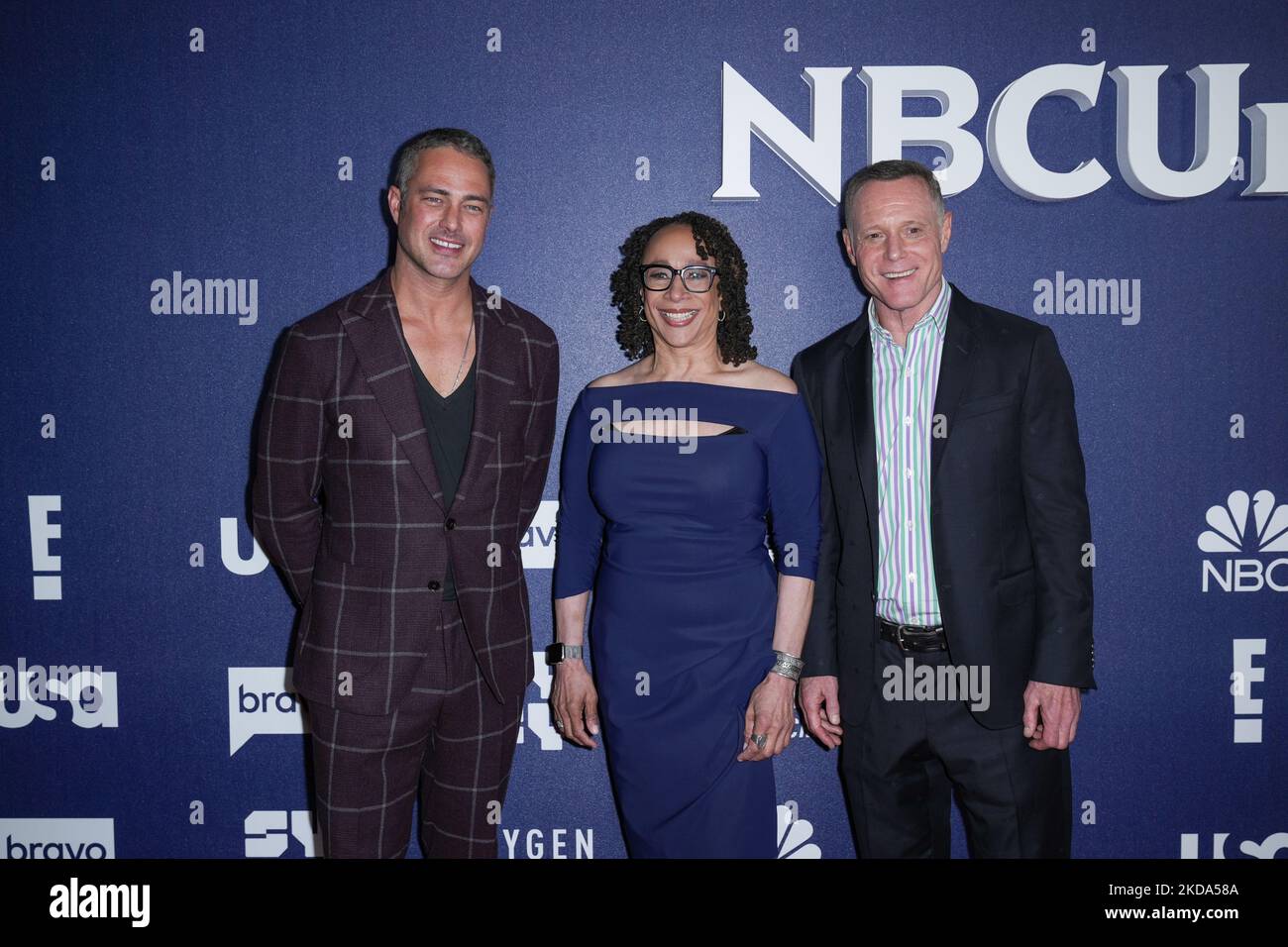 NEW YORK, NEW YORK - 16 MAI : (G-D) Taylor Kinney, S. Epatha Merkerson et Jason Beghe assistent à l'événement de mise en avant 2022 de la NBCUniversal à l'hôtel Mandarin Oriental, 16 mai 2022, New York. (Photo de John Nacion/NurPhoto) Banque D'Images