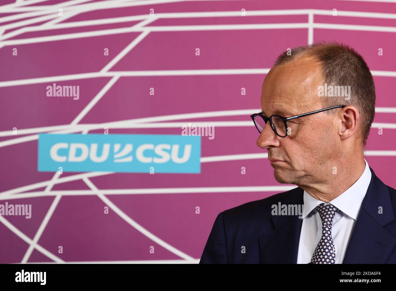 Le président de l'Union chrétienne-démocrate et chef du groupe parlementaire CDU/CSU, Friedrich Merz, fait une déclaration aux médias avant la réunion du Bundestag à Berlin, en Allemagne, sur le 17 mai 2022. (Photo par Emmanuele Contini/NurPhoto) Banque D'Images