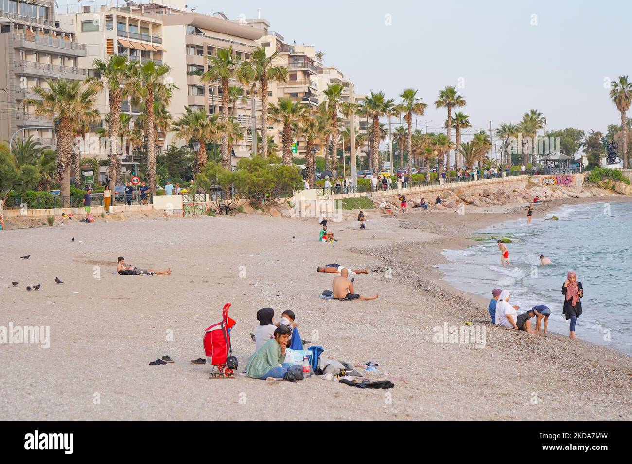 Les gens apprécient le temps chaud sur la plage d'Athènes, le 17 mai 2022. (Photo de Giannis Alexopoulos/NurPhoto) Banque D'Images