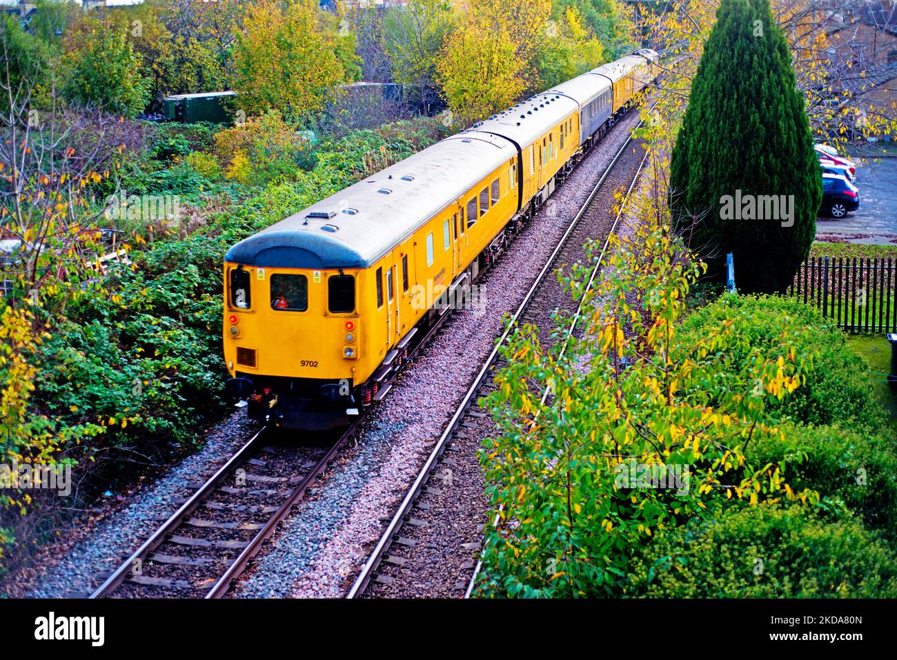 Train d'essai de réseau ferroviaire au pont de Crighjton Road, York, Angleterre Banque D'Images