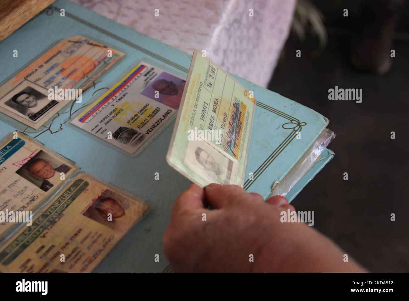 Image détaillée des différentes cartes d'identité que Juan Vicente Mora a eu tout au long de sa vie. San José de Bolivar, 24 janvier 2022. L'homme le plus âgé au monde est le vénézuélien aîné Juan Vicente Mora, avec un âge de 112 ans et 253 jours, officiellement reconnu par le Livre Guinness des records du monde, qui a informé qu'il est officiellement la 'plus ancienne' personne masculine dans le monde. Il est né à 27 mai 1909, à El Cobre, dans l'État de Táchira, au Venezuela. Juan Vicente compte 28 petits-enfants, 41 arrière-petits-enfants et 112 arrière-arrière-petits-enfants, a déclaré le Livre Guinness sur Twitter. (Photo de JO Banque D'Images