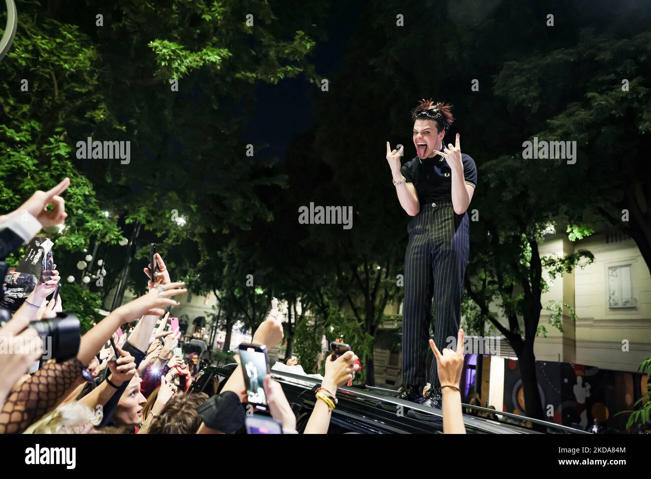 Yungblud se produit en direct dans la rue à Arco della Pace sur 17 mai 2022 à Milan, Italie (photo d'Alessandro Bremec/NurPhoto) Banque D'Images