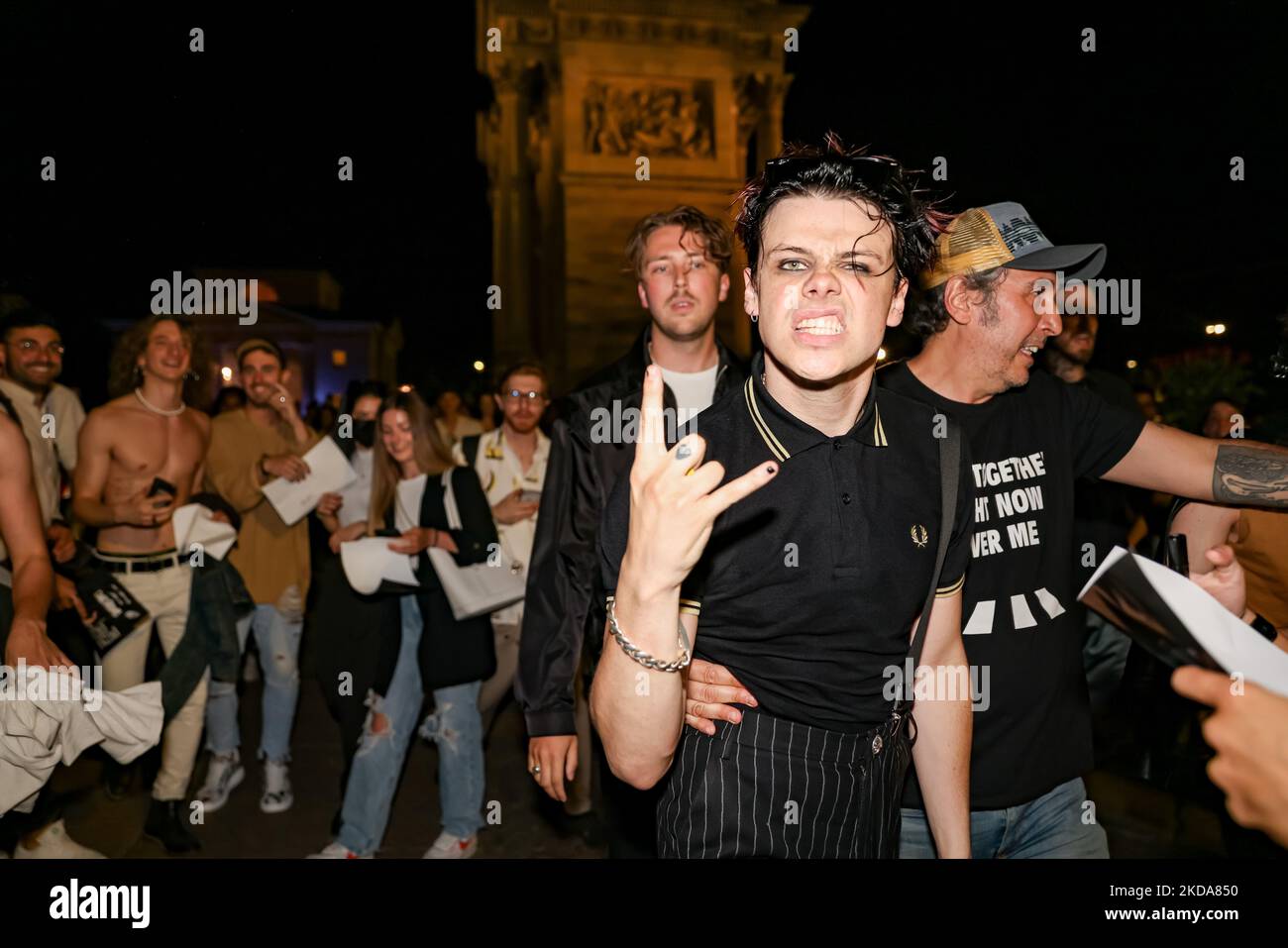 Yungblud se produit en direct dans la rue à Arco della Pace sur 17 mai 2022 à Milan, Italie (photo d'Alessandro Bremec/NurPhoto) Banque D'Images