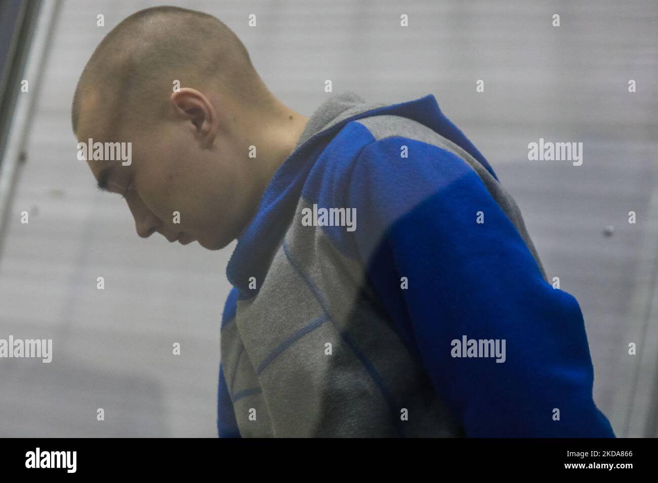 Le soldat russe Vadim Shishimarin est assis dans la boîte du défendeur à l'ouverture de son procès pour crimes de guerre, pour avoir tué un civil, dans le tribunal de district de Solomyansky à Kiev, sur 18 mai 2022. - Le soldat capturé est accusé d'avoir tué un civil de 62 ans -- prétendument à vélo -- près du village de Chupakhivka, dans la région de Sumy, dans le nord-est de l'Ukraine, sur 28 février, dans les premiers jours de l'offensive russe. Shishimarin a plaidé coupable et est confronté à une possible peine d'emprisonnement à vie à Kiev. (Photo par Oleksandr Khomenko/NurPhoto) Banque D'Images