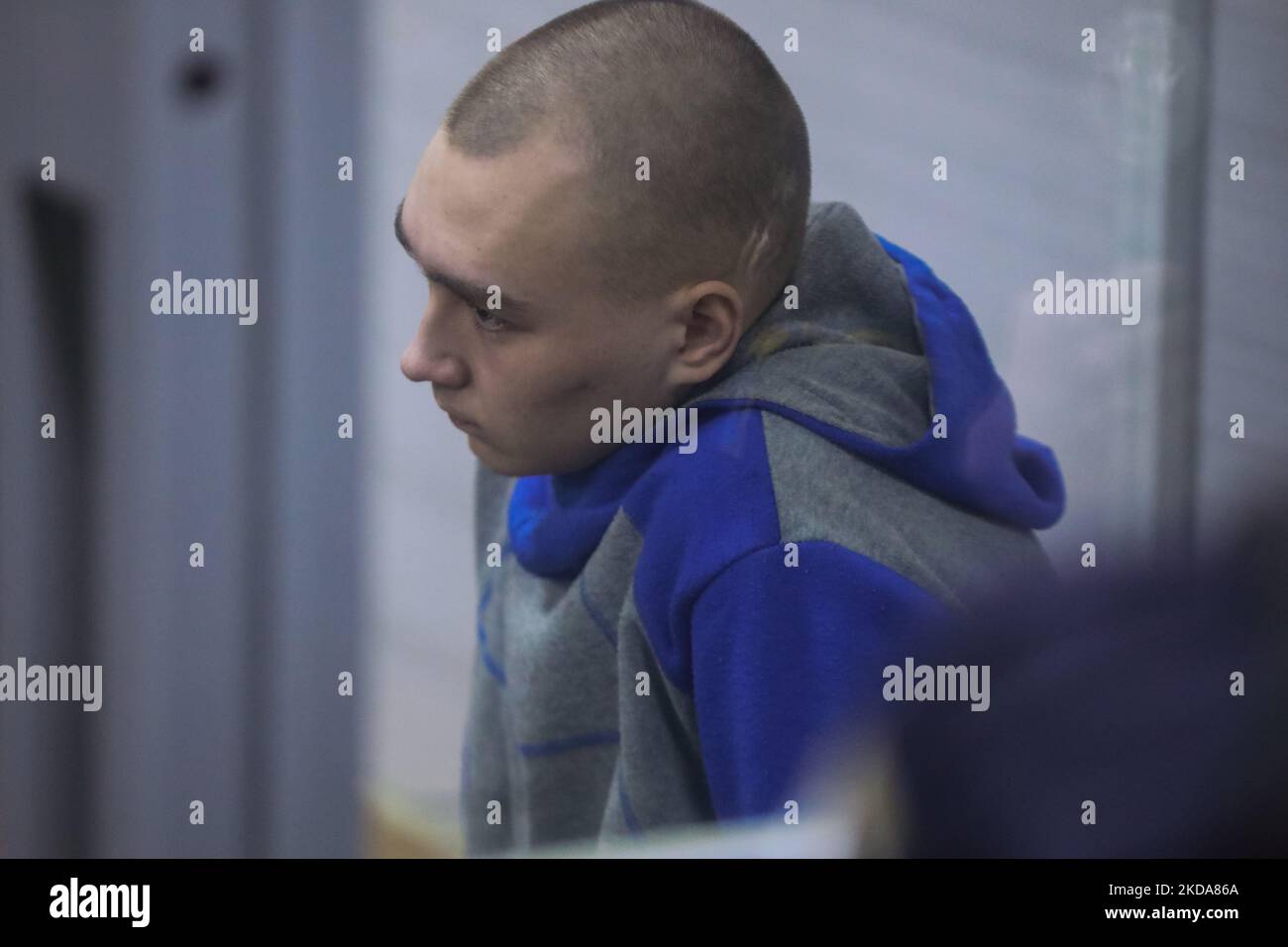 Le soldat russe Vadim Shishimarin est assis dans la boîte du défendeur à l'ouverture de son procès pour crimes de guerre, pour avoir tué un civil, dans le tribunal de district de Solomyansky à Kiev, sur 18 mai 2022. - Le soldat capturé est accusé d'avoir tué un civil de 62 ans -- prétendument à vélo -- près du village de Chupakhivka, dans la région de Sumy, dans le nord-est de l'Ukraine, sur 28 février, dans les premiers jours de l'offensive russe. Shishimarin a plaidé coupable et est confronté à une possible peine d'emprisonnement à vie à Kiev. (Photo par Oleksandr Khomenko/NurPhoto) Banque D'Images