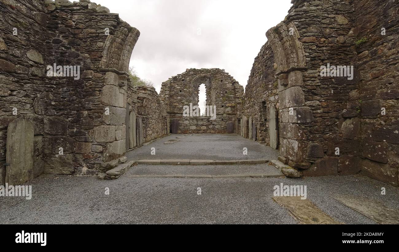 Une vue aérienne de la cathédrale de Glendalough avec des murs pierreux Banque D'Images