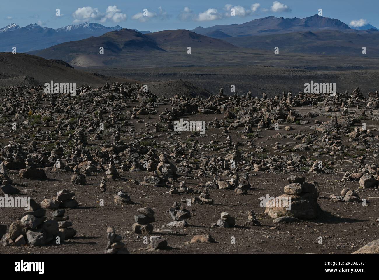 Les apachetas, les petites piles de pierres comme offrandes vues de Mirador de los Andes, le long de la route d'Arequipa au Canyon de Colca. Le samedi 9 avril 2022, à Chivay, province de Caylloma, Département d'Arequipa, Pérou. (Photo par Artur Widak/NurPhoto) Banque D'Images